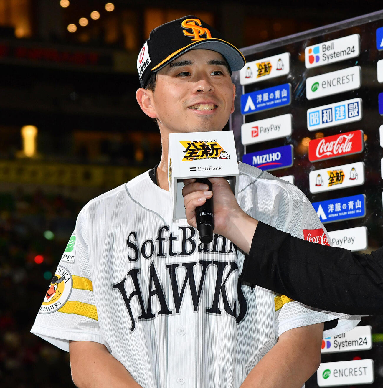 ソフトバンク対広島　完封で今季2勝目を挙げ、お立ち台で笑顔を見せる大関友久（撮影・岩下翔太）