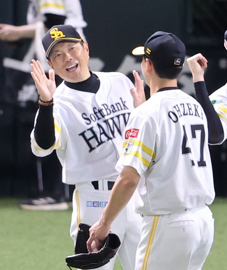 ソフトバンク対広島　完封勝利を飾ったソフトバンク大関友久は小久保裕紀監督に笑顔で迎えられる　（撮影・梅根麻紀）