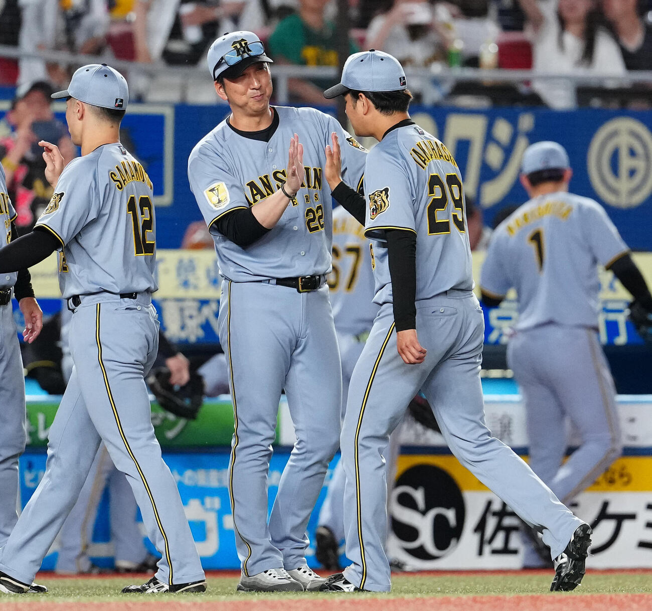 ロッテ対阪神　ロッテに勝利し、高橋遥人（右）を出迎える阪神藤川球児監督（撮影・鈴木みどり）