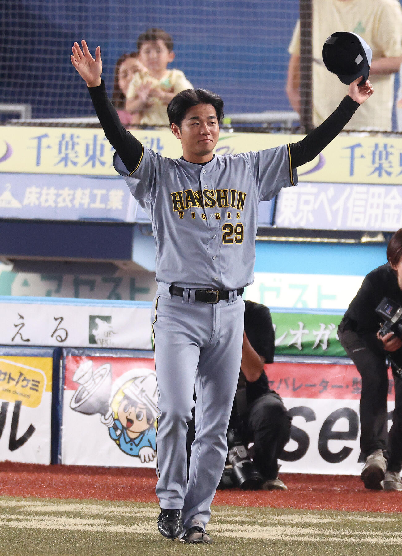 ロッテ対阪神　ロッテに勝利し、声援に応える高橋遥人（撮影・河田真司）