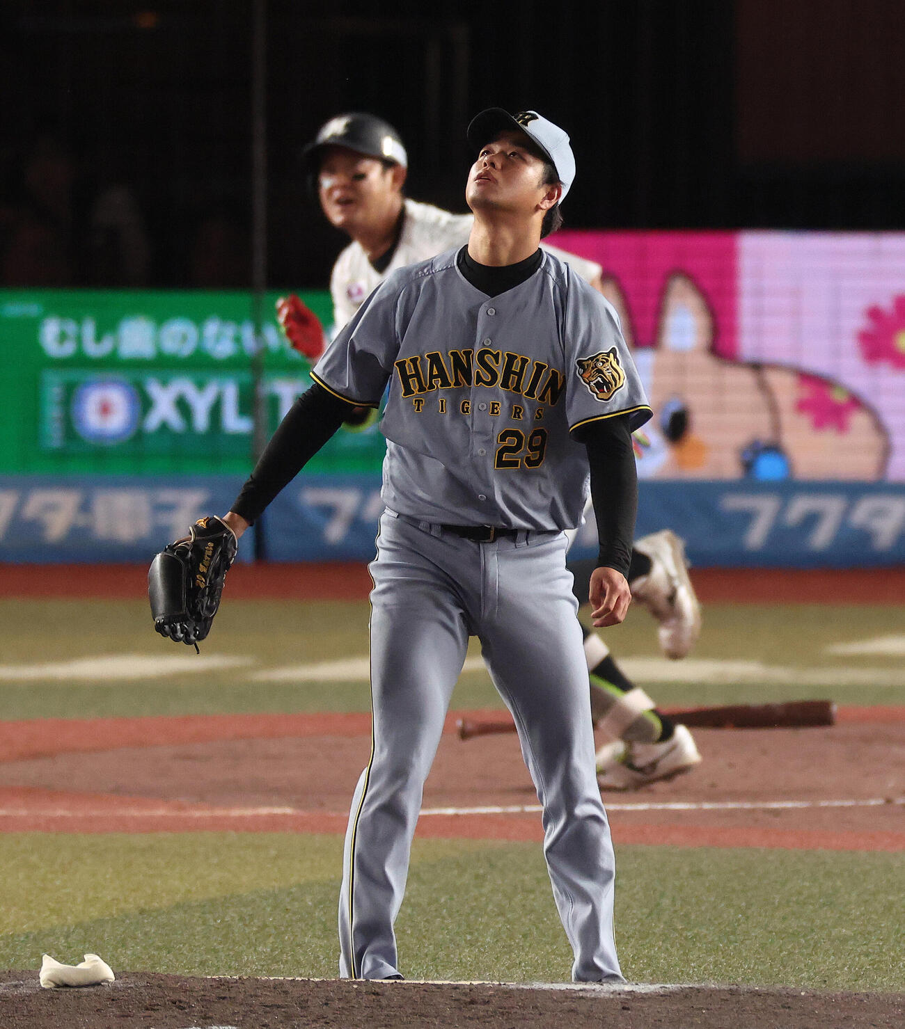 ロッテ対阪神　5回裏ロッテ無死、佐藤都志也に中前打を浴びる高橋遥人（撮影・河田真司）