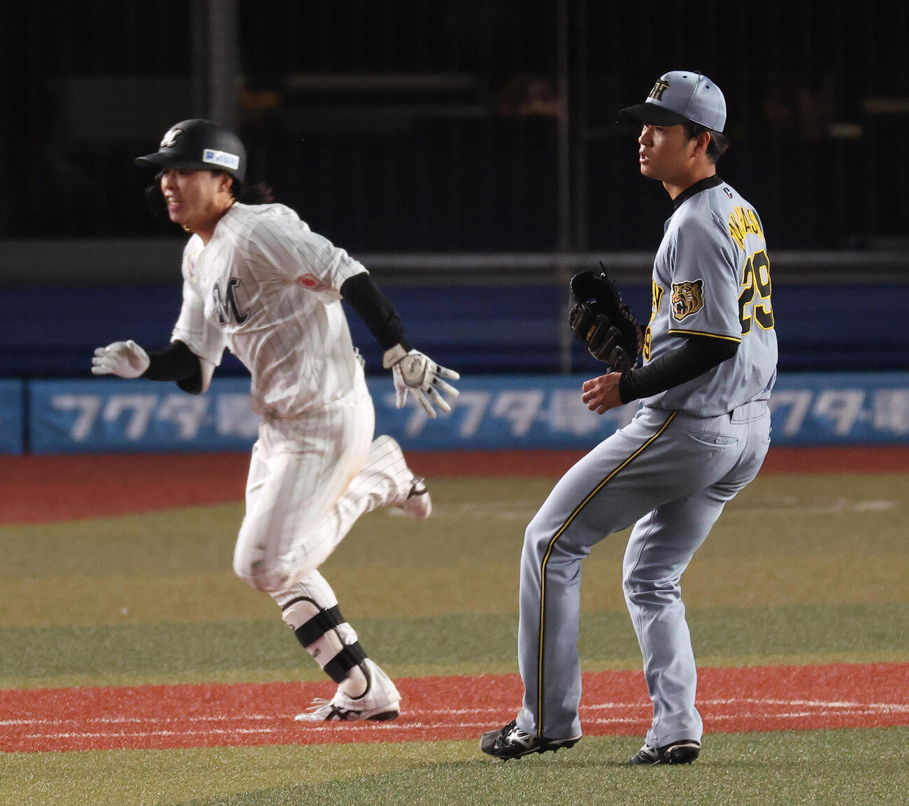 ロッテ対阪神　8回裏ロッテ2死一、三塁、小川龍成を二ゴロに抑える高橋遥人（撮影・河田真司）