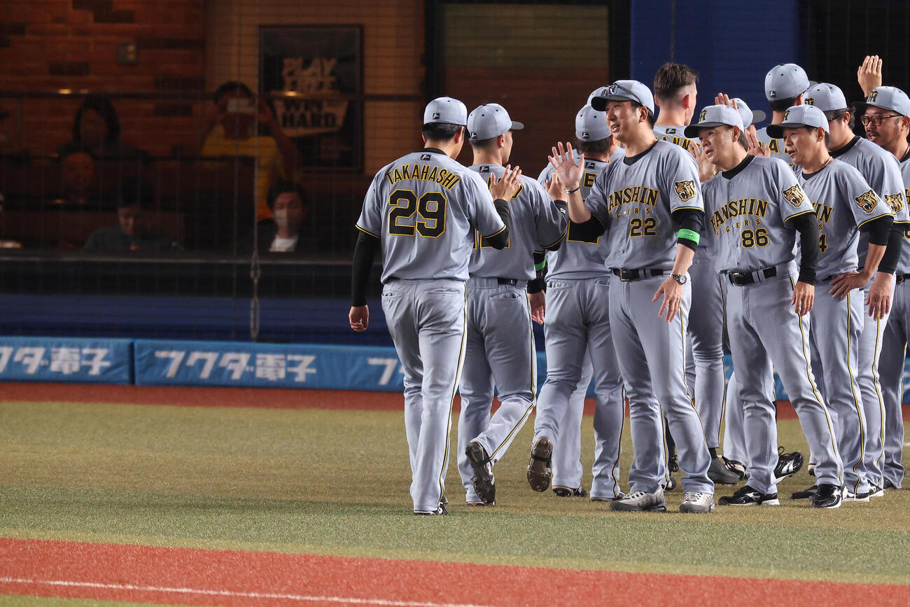 ロッテ対阪神　ロッテに勝利し、高橋遥人（左）らナインを迎える藤川球児監督（撮影・河田真司）