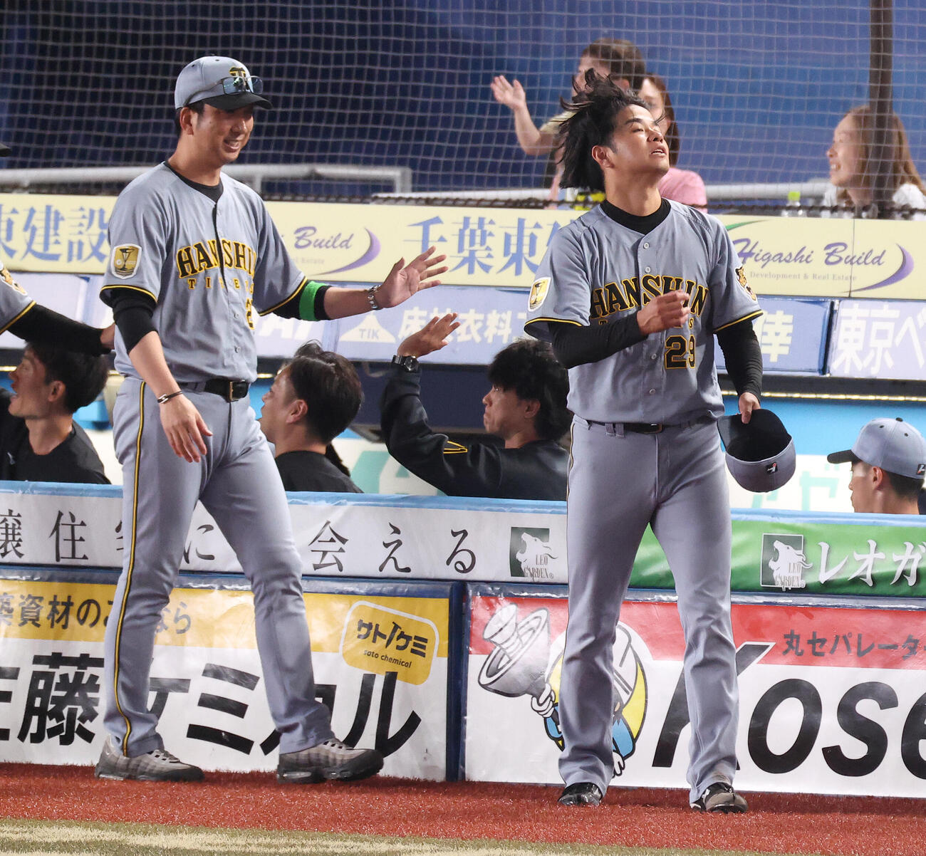ロッテ対阪神　ロッテに勝利し、笑顔でベンチに戻る藤川球児監督（左）と高橋遥人（撮影・河田真司）