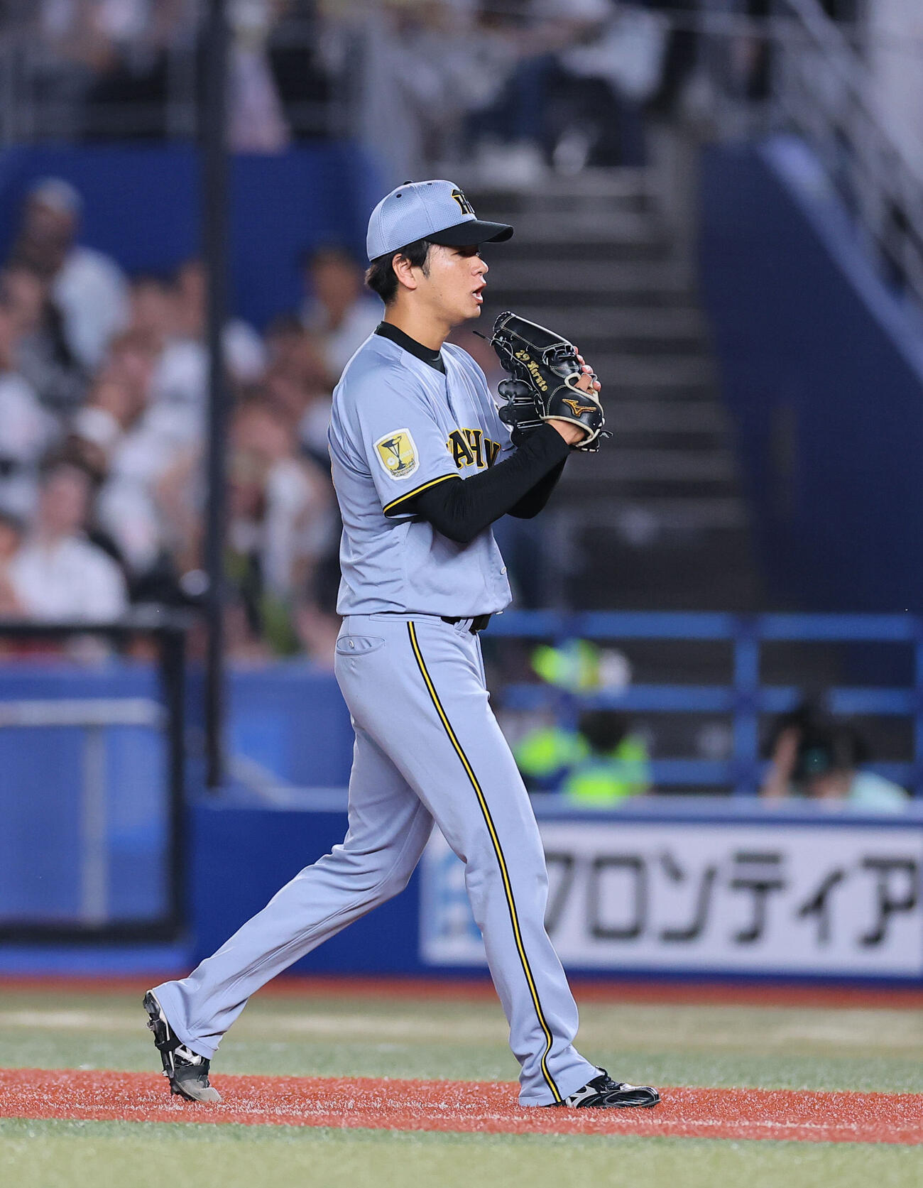 ロッテ対阪神　8回裏ロッテ2死一、三塁、小川龍成を二ゴロに打ち取り、グラブをたたく高橋遥人（撮影・藤尾明華）ZOZOマリンスタジアム