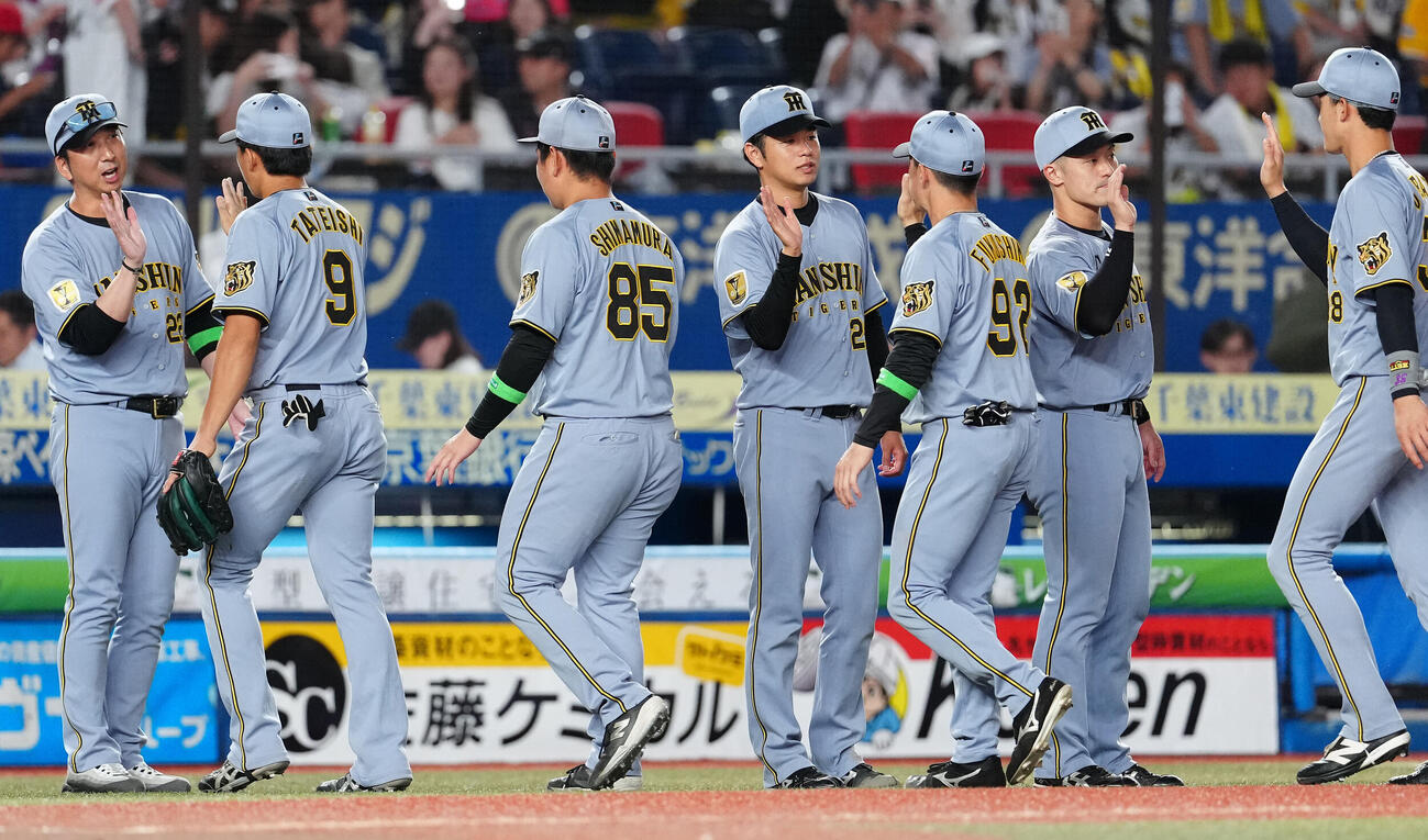 ロッテ対阪神　ロッテに勝利し、ナインを迎える阪神高橋遥人（中央）と藤川球児監督（左）（撮影・鈴木みどり）