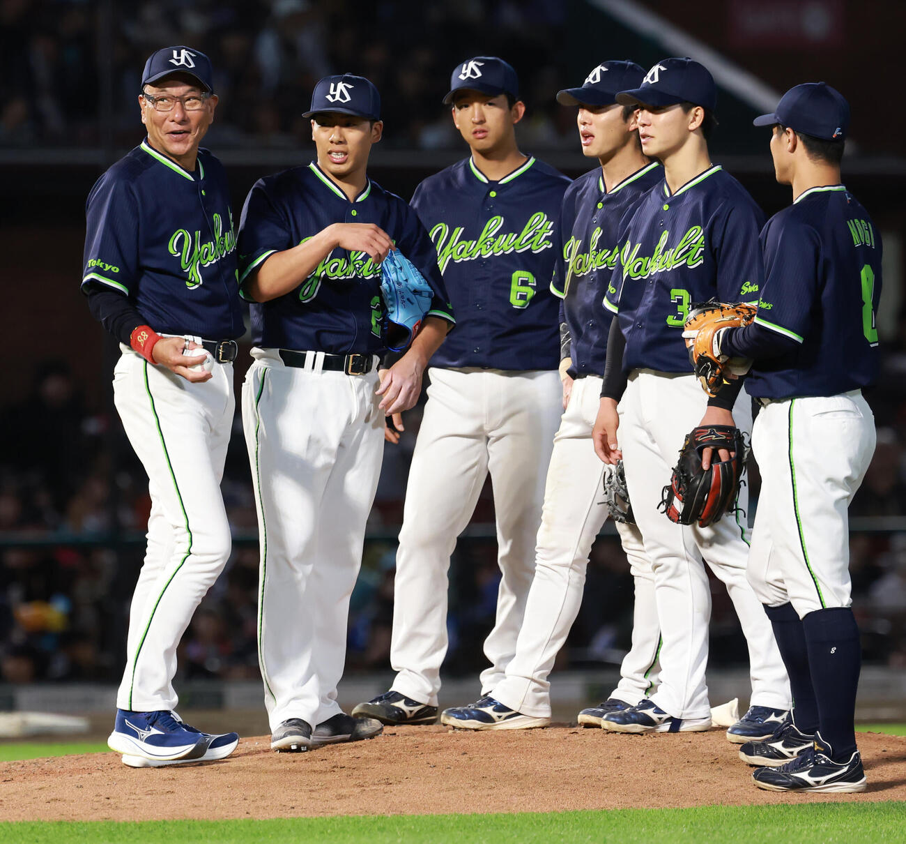 交流戦　楽天対ヤクルト　7回裏楽天無死一塁、池山隆寛監督（左端）は笑顔で山野太一（左から2人目）に交代を告げる（撮影・水谷安孝）