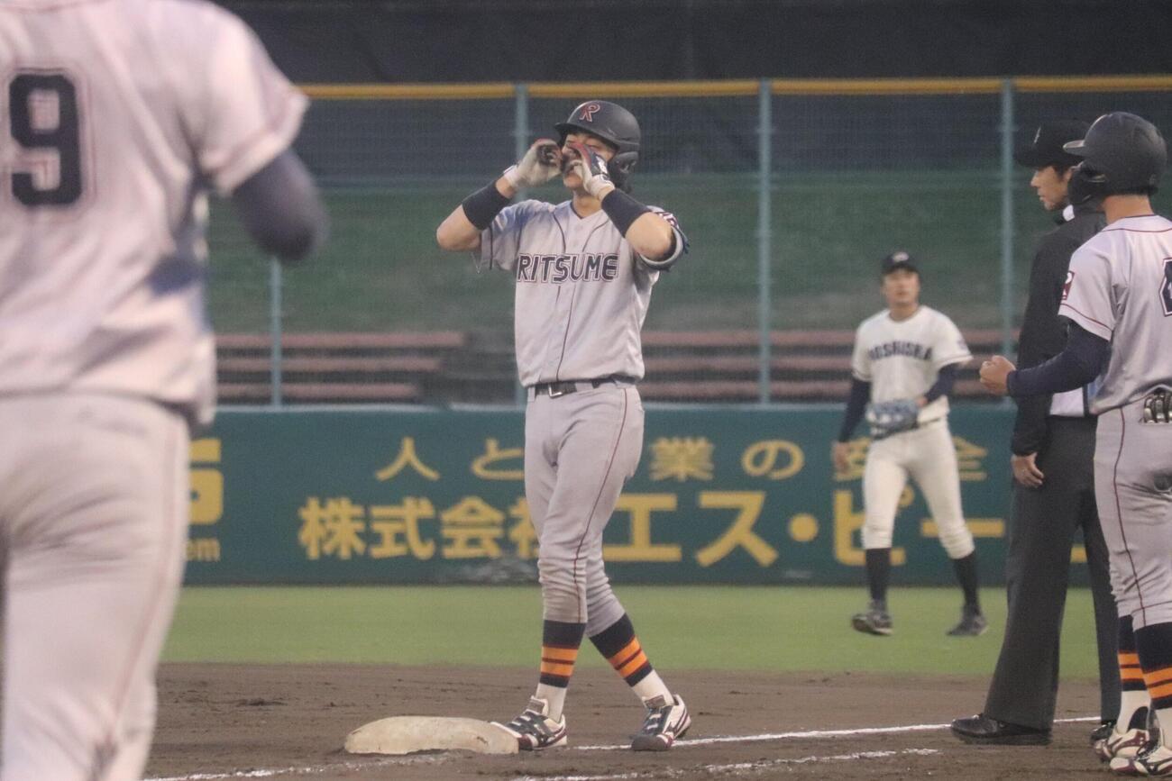 立命大対同大　第4打席、左前打を放ち首位打者となり喜ぶ立命大・西野