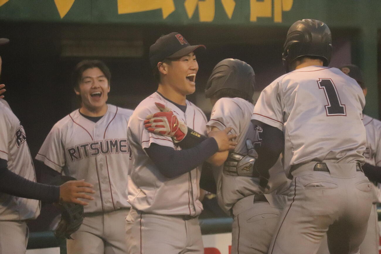 立命大対同大　第4打席の安打で首位打者となりナインの祝福を受ける立命大・西野（左から2人目）