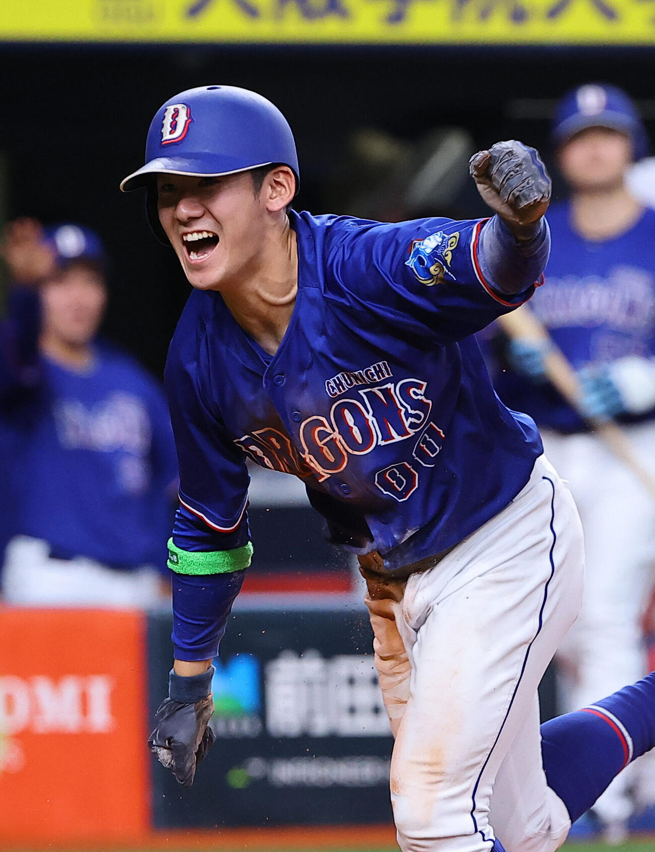 オリックス対中日　8回表中日2死満塁、田中幹也の2点適時打で生還した尾田剛樹はガッツポーズをする（撮影・上田博志）