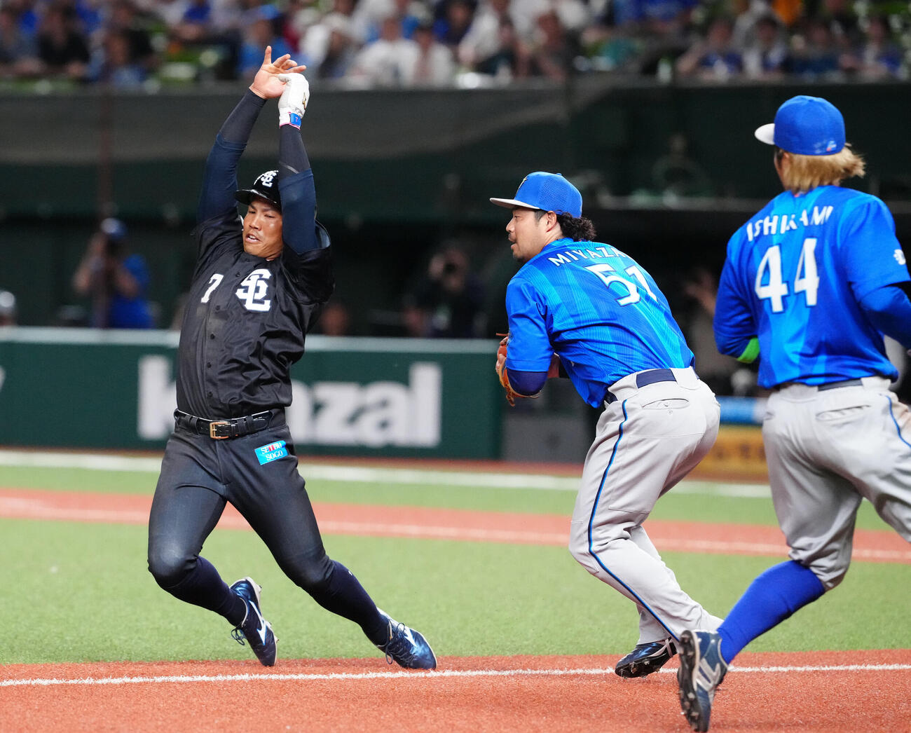 交流戦　西武対DeNA 3回裏西武1死三塁、長谷川信哉の遊ゴロで挟殺される走者桑原将志（左）。三塁手宮崎敏郎（撮影・江口和貴）