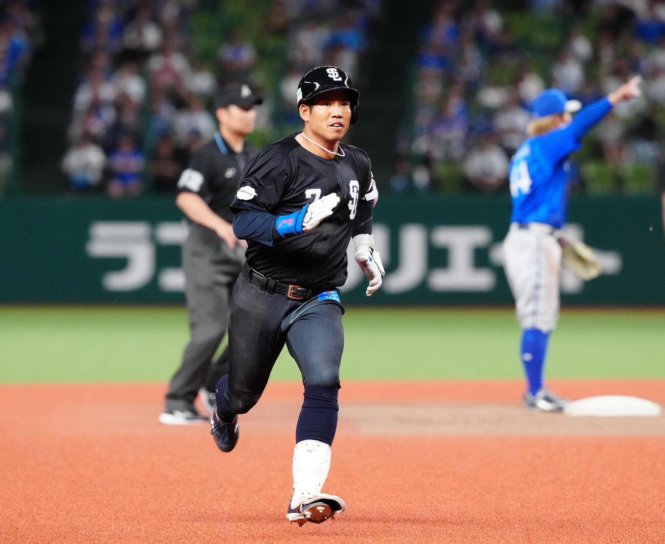 交流戦　西武対DeNA 3回裏西武無死一塁、適時三塁打で三塁へ向かう桑原将志（撮影・江口和貴）