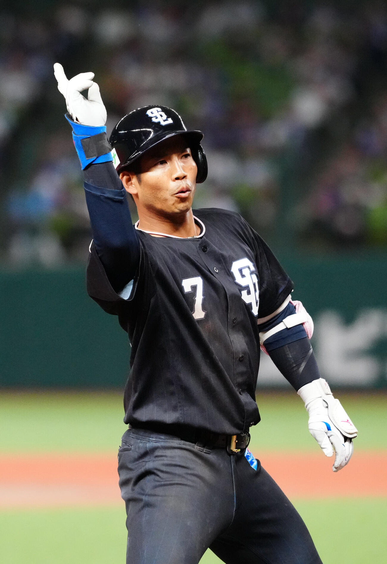 交流戦　西武対DeNA 3回裏西武無死一塁、適時三塁打を放った桑原将志はポーズを決める（撮影・江口和貴）