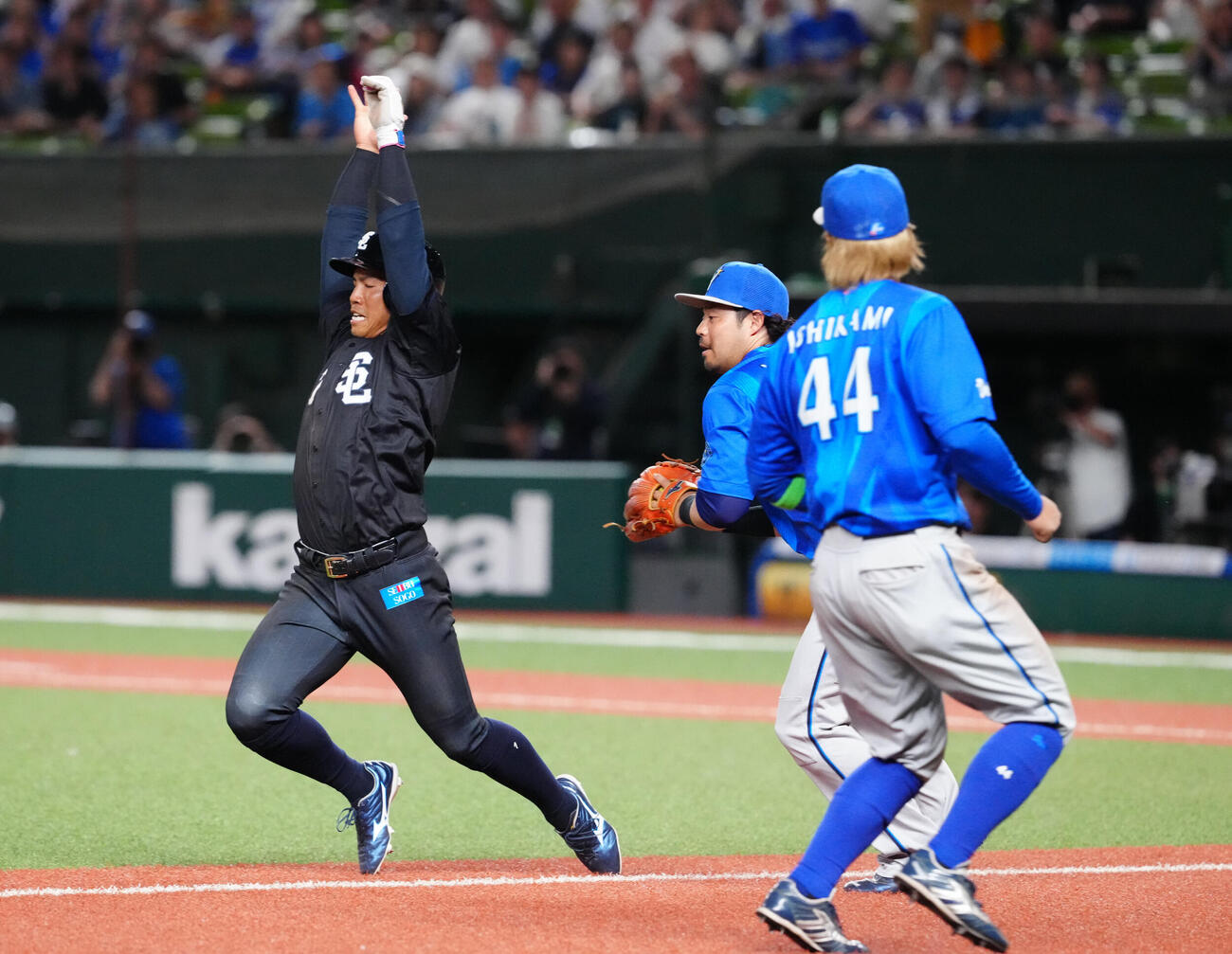 交流戦　西武対DeNA 3回裏西武1死三塁、長谷川信哉の遊ゴロで挟殺される三走桑原将志（左）。三塁手宮崎敏郎（撮影・江口和貴）