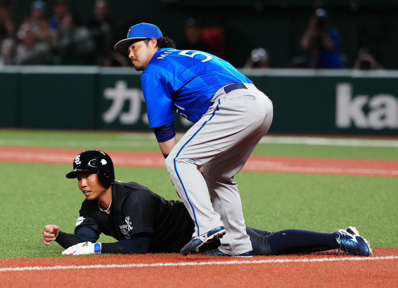 交流戦　西武対DeNA 3回裏西武1死三塁、長谷川信哉の遊ゴロで挟殺された走者桑原将志（下）。三塁手宮崎敏郎（撮影・江口和貴）