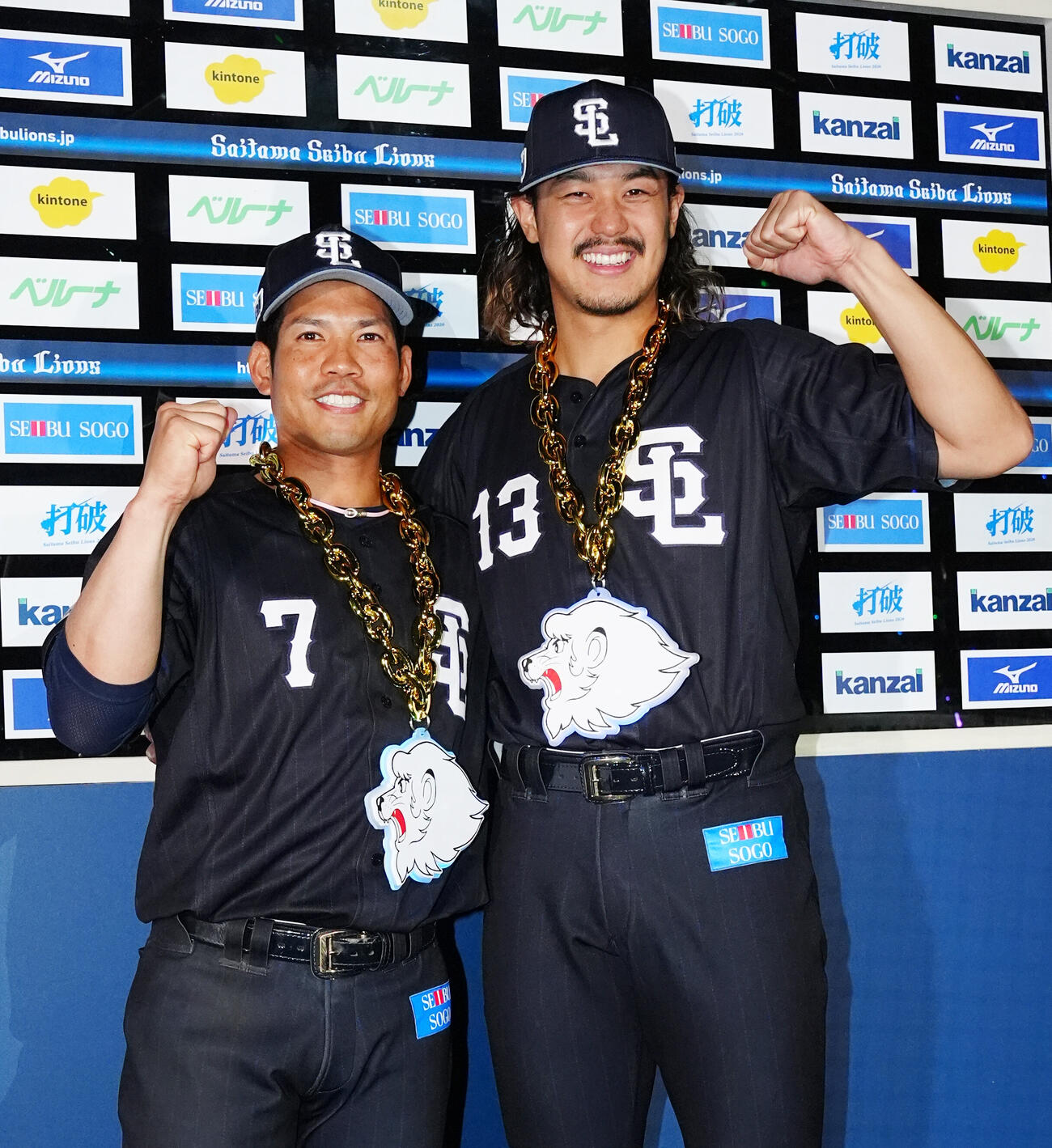 交流戦　西武対DeNA　試合後、お立ち台で笑顔で写真に納まる西武桑原将志（左）と高橋光成（撮影・江口和貴）