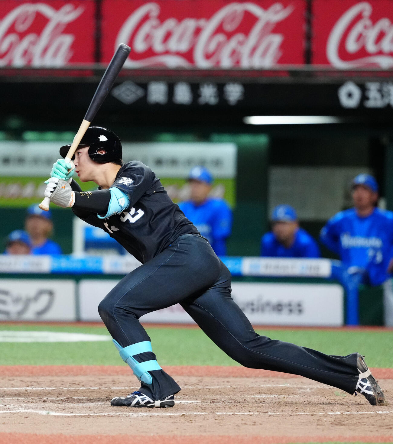 交流戦　西武対DeNA 8回裏西武無死三塁、適時打を放つ長谷川信哉（撮影・江口和貴）
