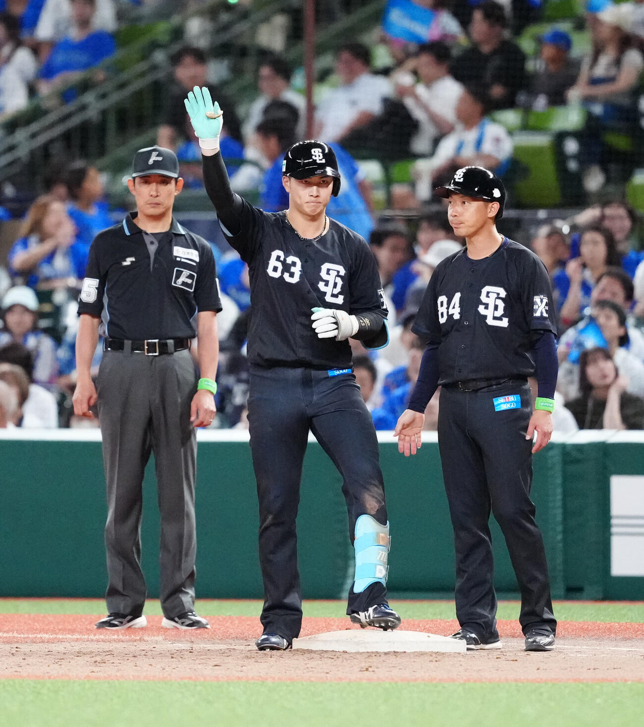 交流戦　西武対DeNA 8回裏西武無死三塁、適時打を放った長谷川信哉（中央）（撮影・江口和貴）