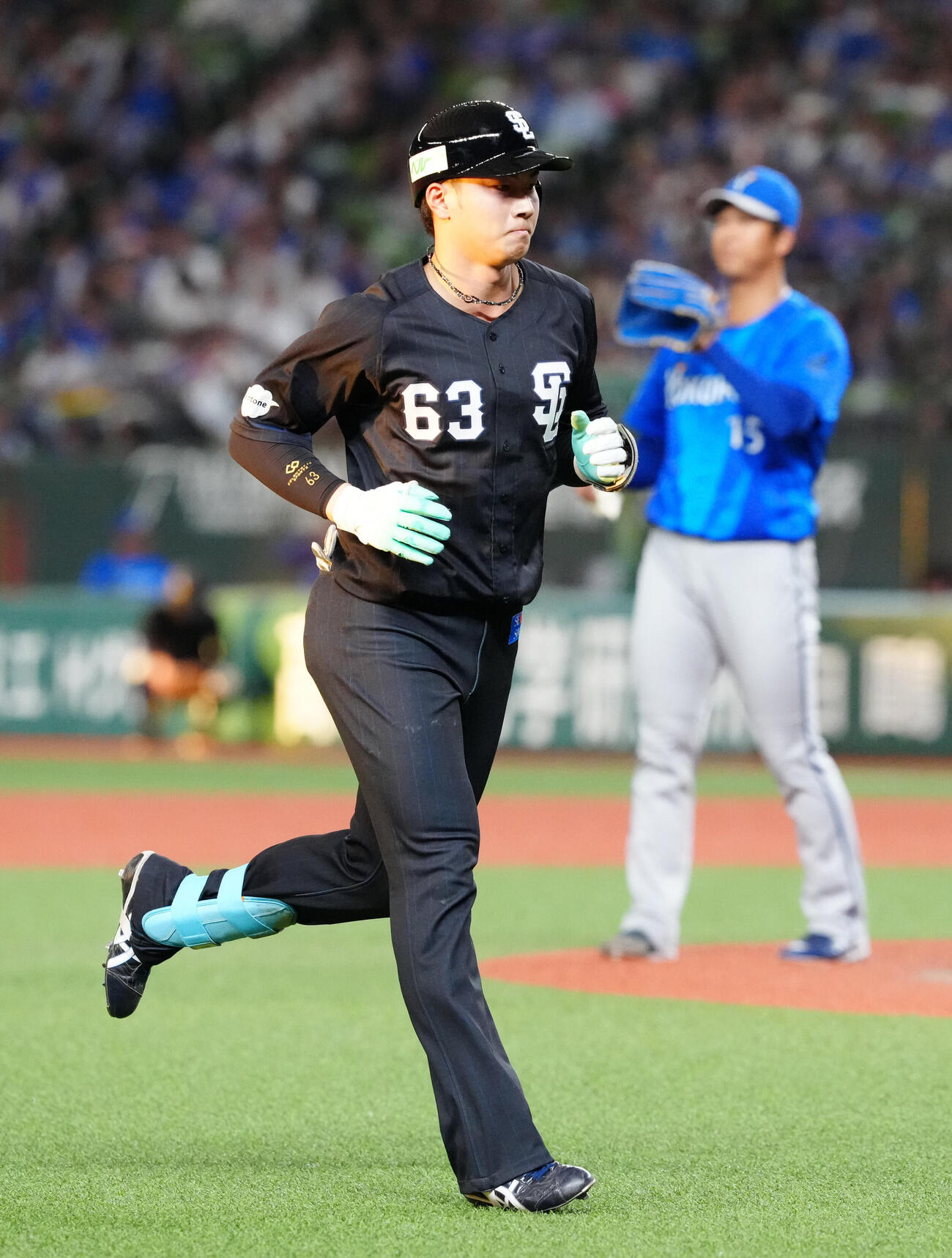 交流戦　西武対DeNA 2回裏西武無死、中飛に倒れ、ベンチに引き揚げる長谷川信哉（撮影・江口和貴）
