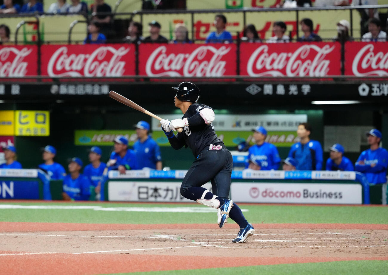 交流戦　西武対DeNA 3回裏西武無死一塁、適時三塁打を放つ桑原将志（撮影・江口和貴）