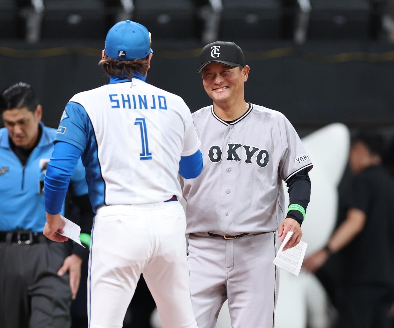 日本ハム対巨人　新庄剛志監督（左）とメンバー表交換する橋上秀樹監督代行（撮影・黒川智章）