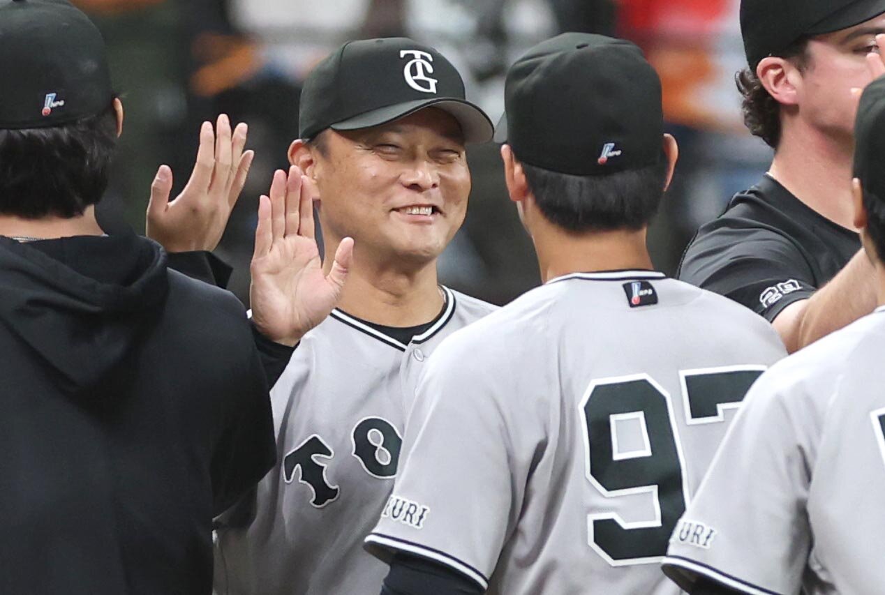 日本ハム対巨人　試合後、ナインを出迎える橋上秀樹監督代行（撮影・黒川智章）