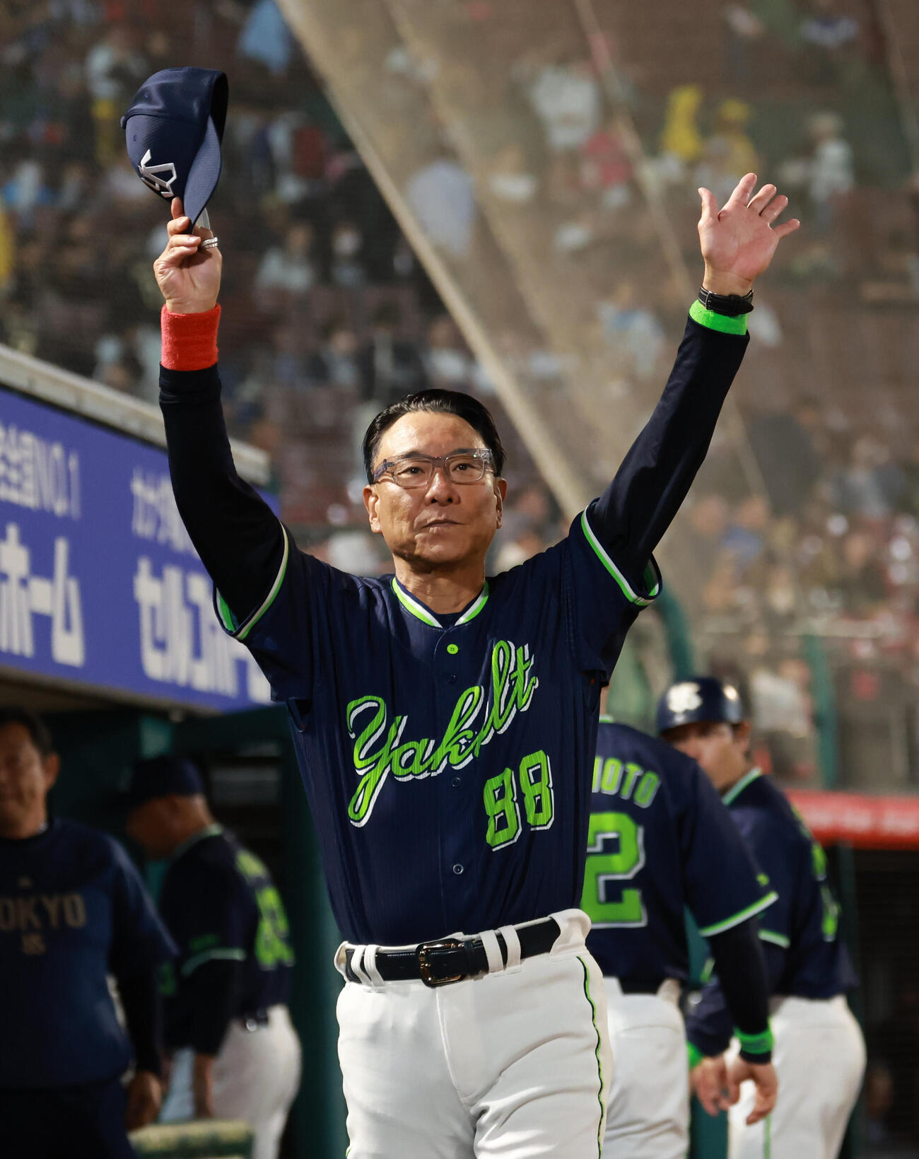 交流戦　楽天対ヤクルト　交流戦初勝利を挙げファンにあいさつするヤクルト池山隆寛監督（撮影・水谷安孝）＝2026年5月29日