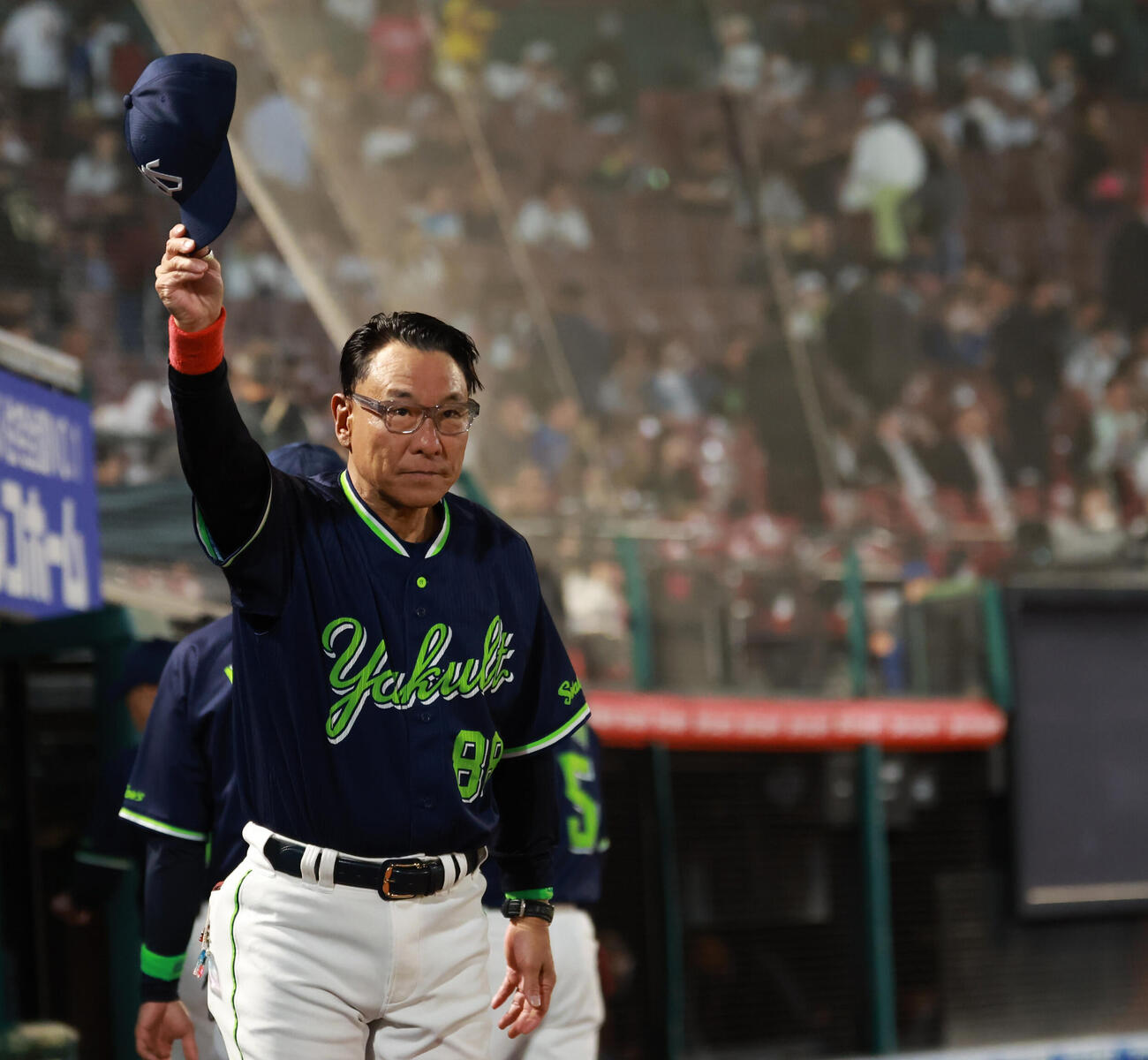 交流戦　楽天対ヤクルト　交流戦初勝利を挙げファンにあいさつするヤクルト池山隆寛監督（撮影・水谷安孝）＝2026年5月29日
