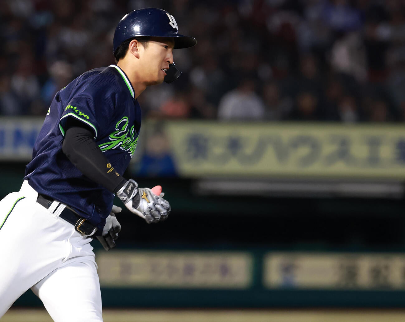 交流戦　楽天対ヤクルト　8回表ヤクルト無死、左前打を放ち一塁へ向かう松下歩叶（撮影・水谷安孝）
