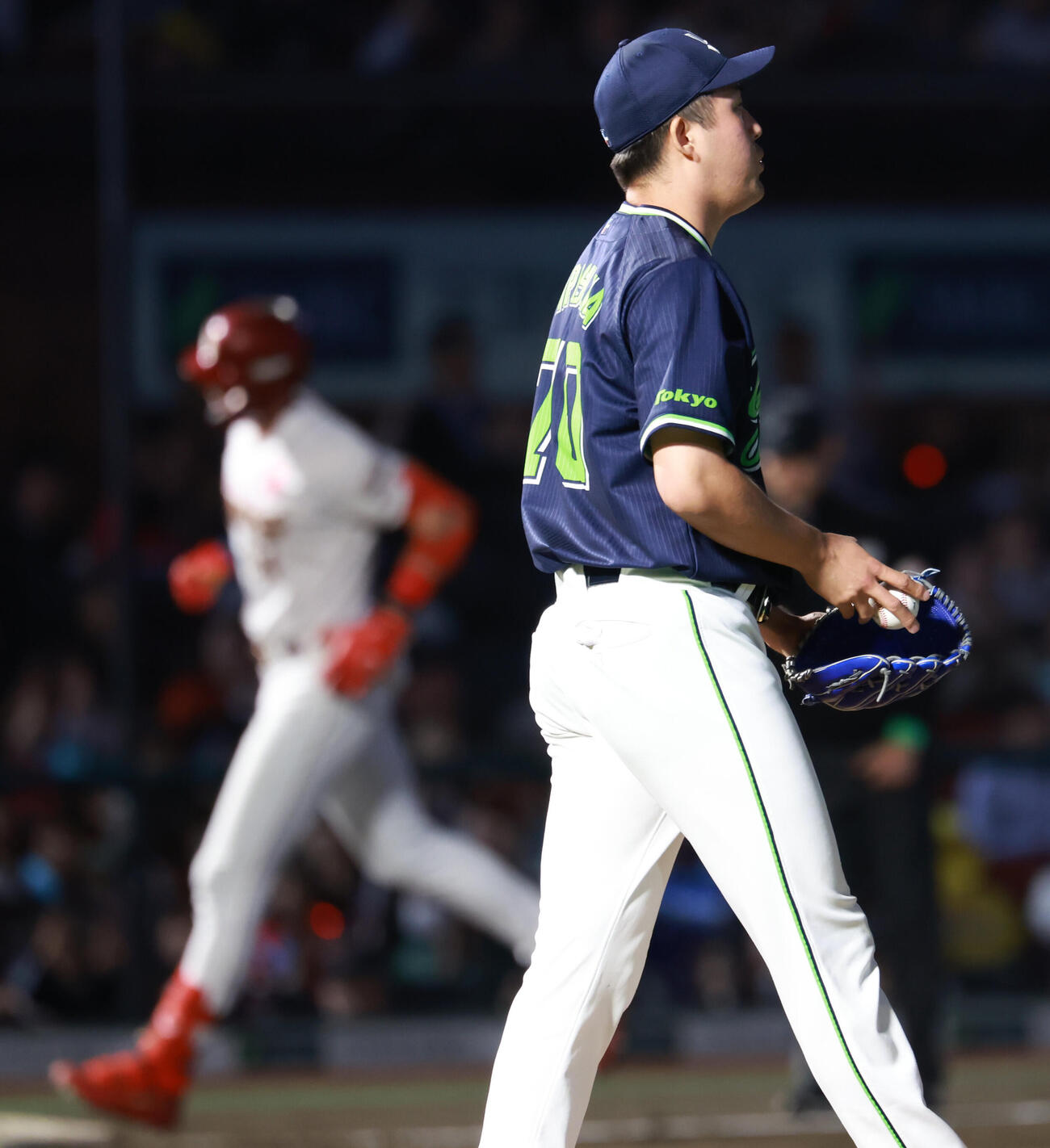 交流戦　楽天対ヤクルト　9回裏楽天無死、マッカスカーに本塁打を浴びうなだれる広沢優（撮影・水谷安孝）