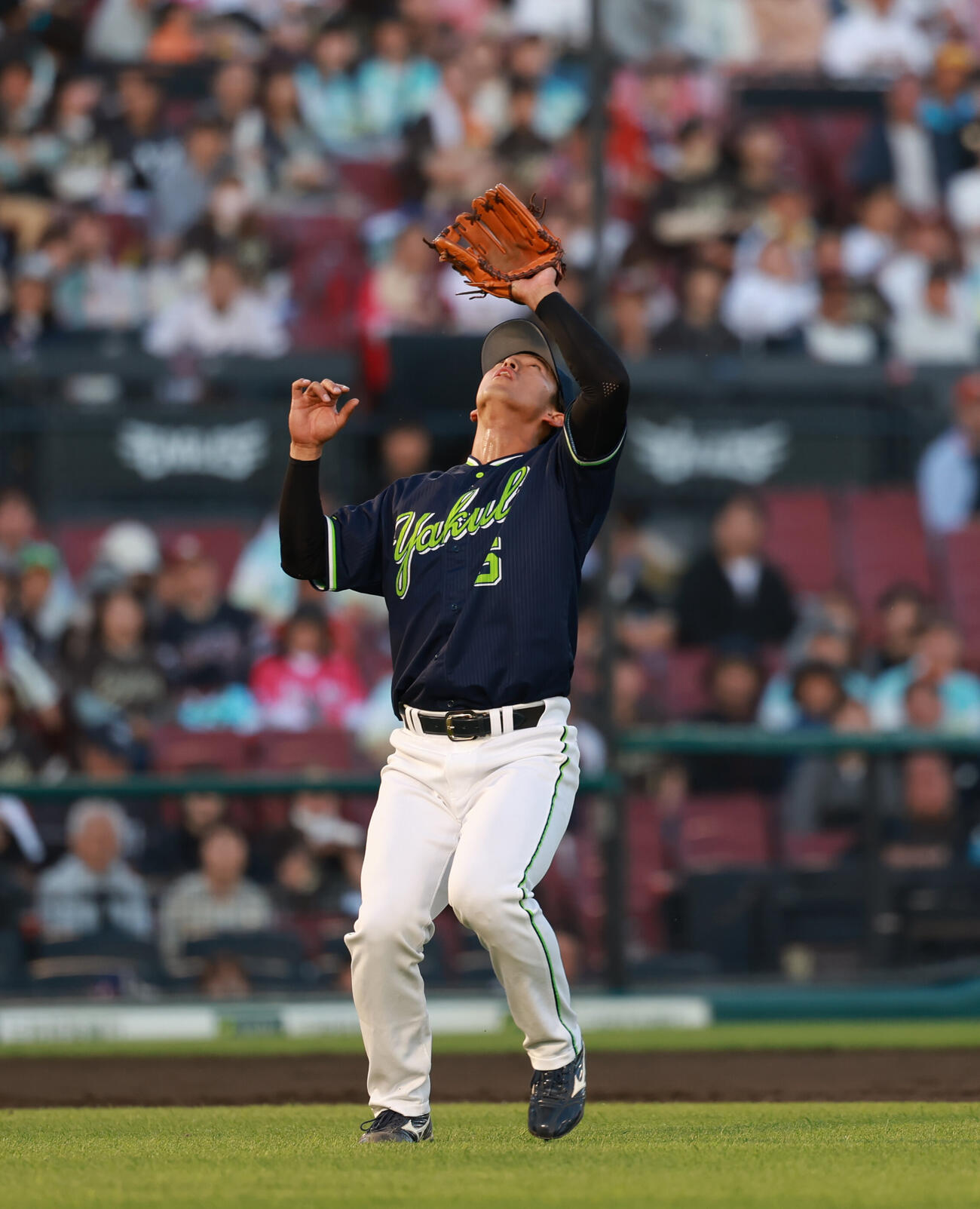 交流戦　楽天対ヤクルト　2回裏楽天無死、佐藤直樹の三飛を無難に裁く松下歩叶（撮影・水谷安孝）