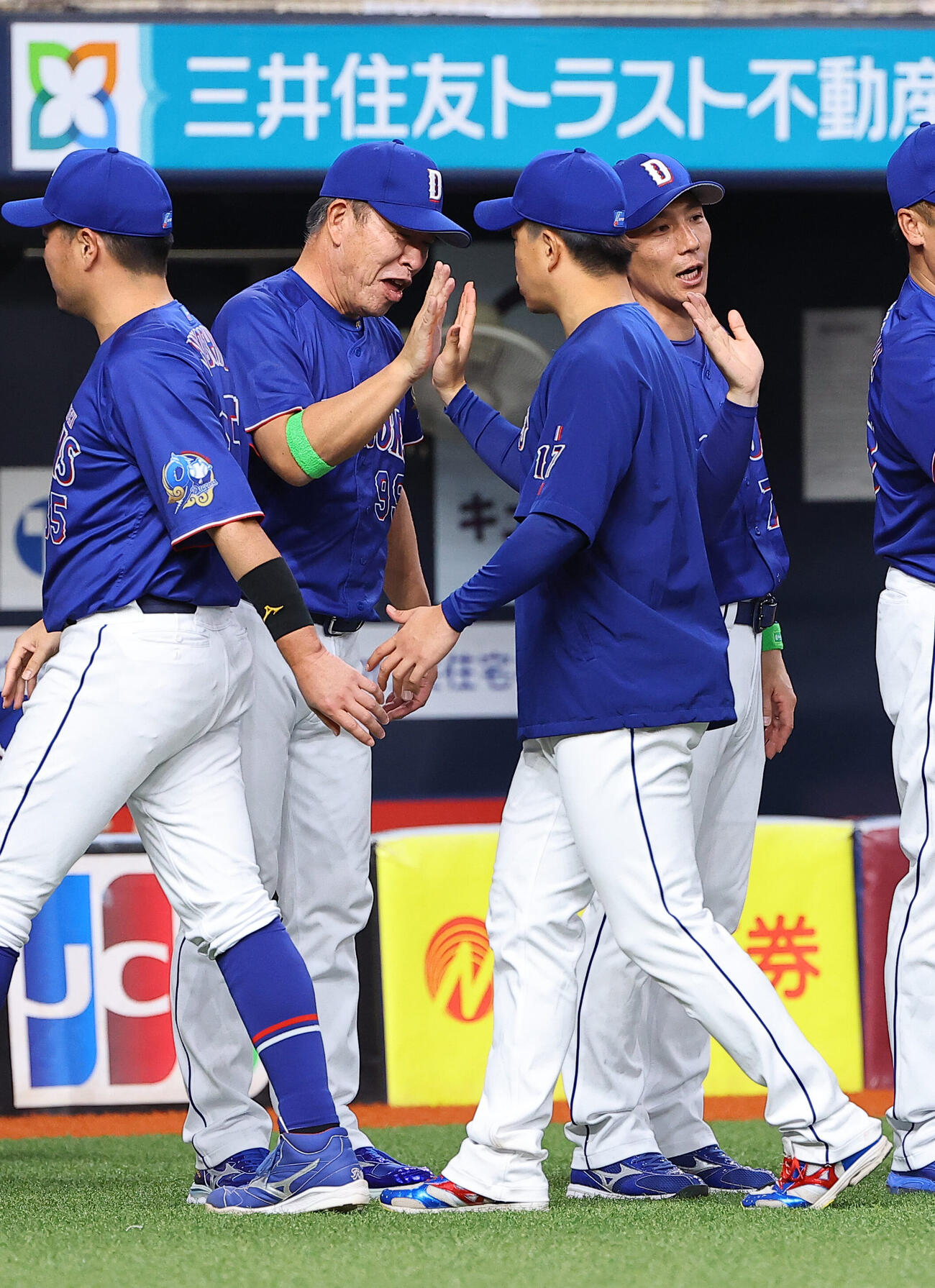 オリックス対中日　井上一樹監督（左から2人目）は4勝目の柳裕也とハイタッチして喜ぶ（撮影・上田博志）＝2026年5月29日
