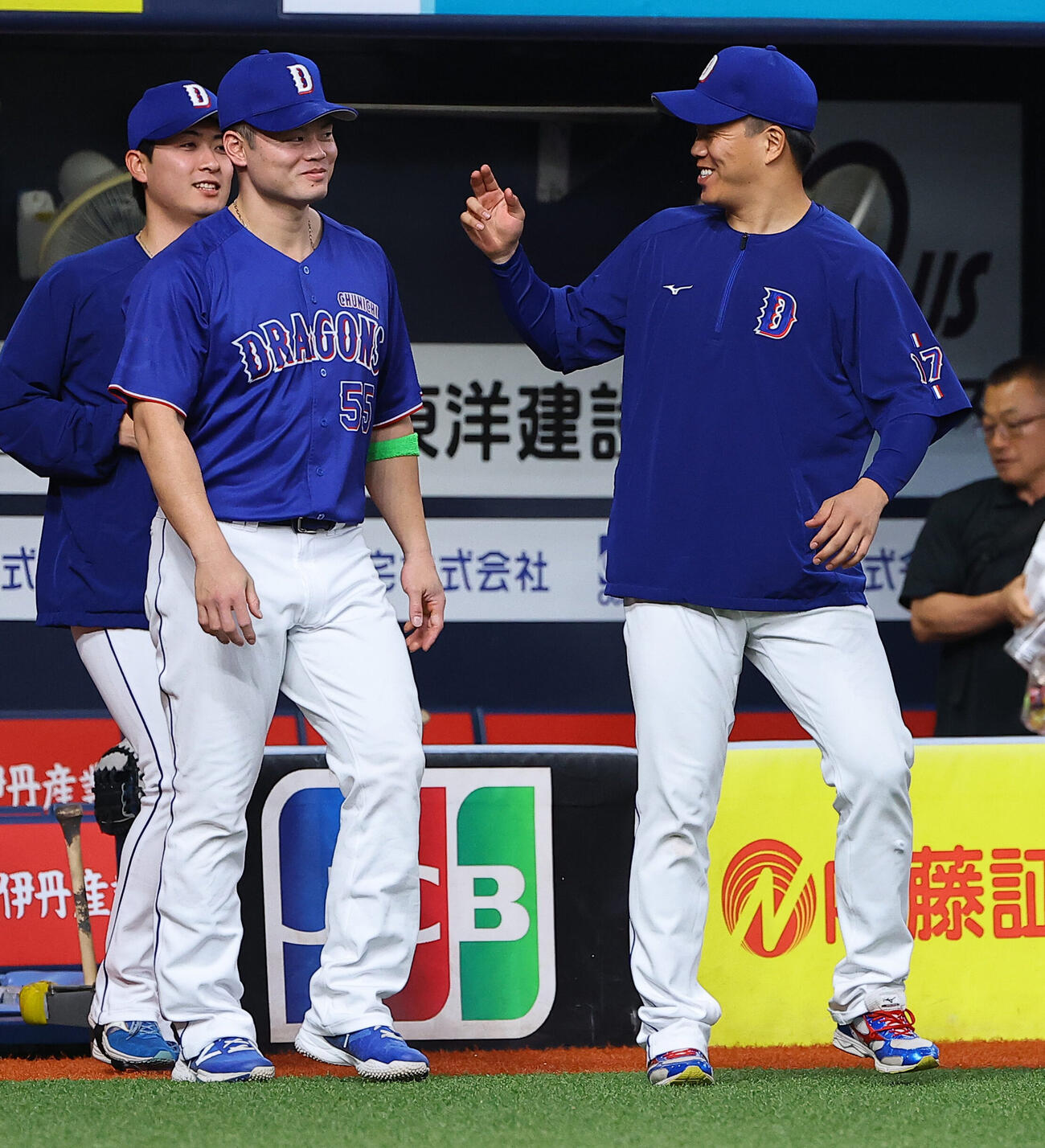 オリックス対中日　4勝目を上げた柳裕也（右）は決勝適時打を放った細川成也（中央）と笑顔を見せる（撮影・上田博志）＝2026年5月29日