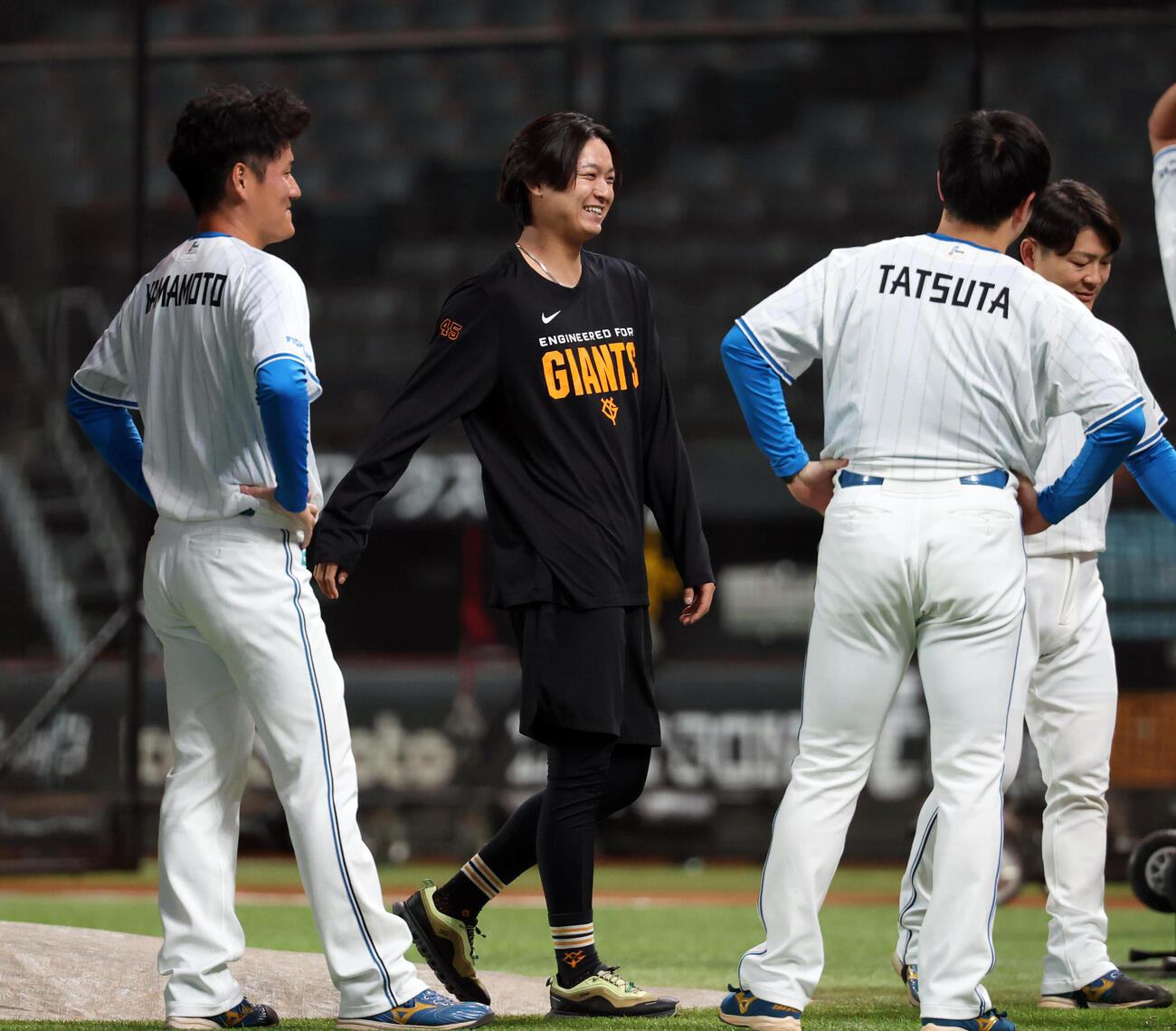 日本ハム対巨人　巨人田中瑛斗（中央）は日本ハムの選手スタッフにあいさつ（撮影・浅見桂子）