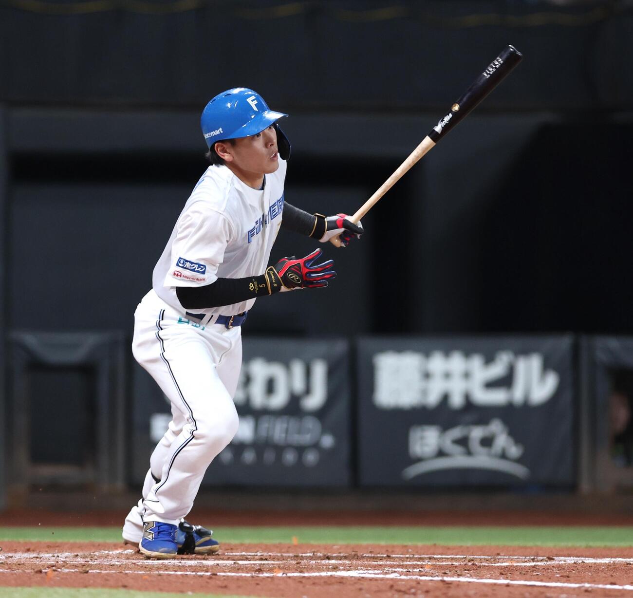 日本ハム対巨人　2回裏日本ハム1死二塁、適時打を放つ野村佑希（撮影・黒川智章）＝2026年5月29日