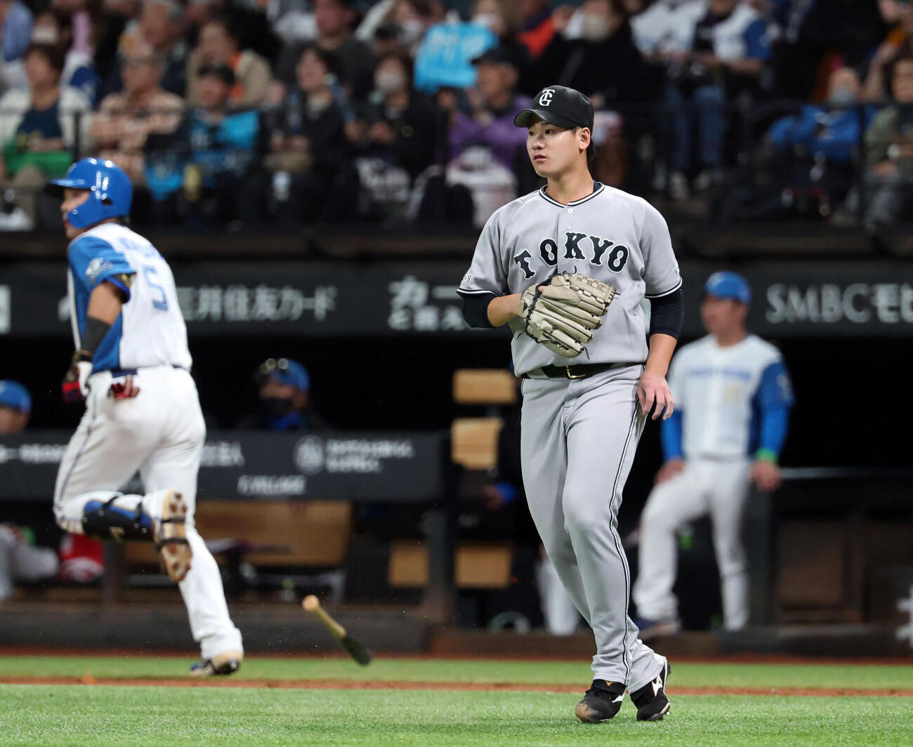 日本ハム対巨人　4回裏日本ハム1死一、三塁、野村佑希（後方）に犠飛を許した井上温大（撮影・浅見桂子）