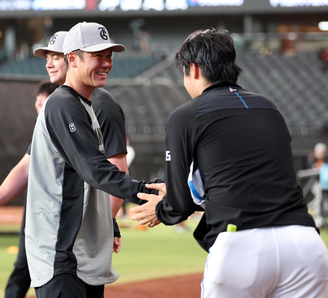 日本ハム対巨人　日本ハム菊地大稀（右）と笑顔で握手する巨人坂本勇人（撮影・浅見桂子）