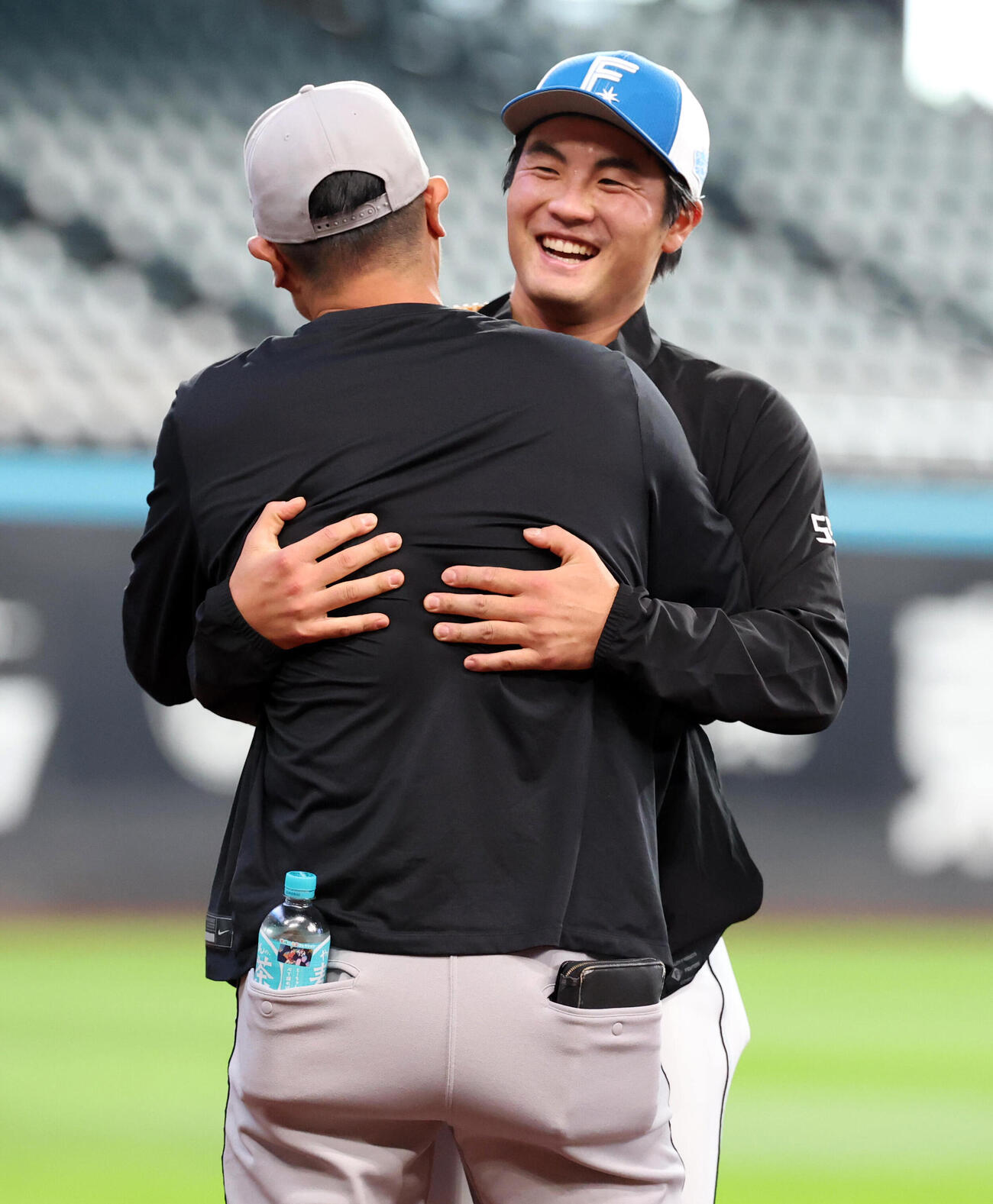 日本ハム対巨人　日本ハム菊地大稀（右）は巨人内海哲也コーチと抱擁する（撮影・浅見桂子）