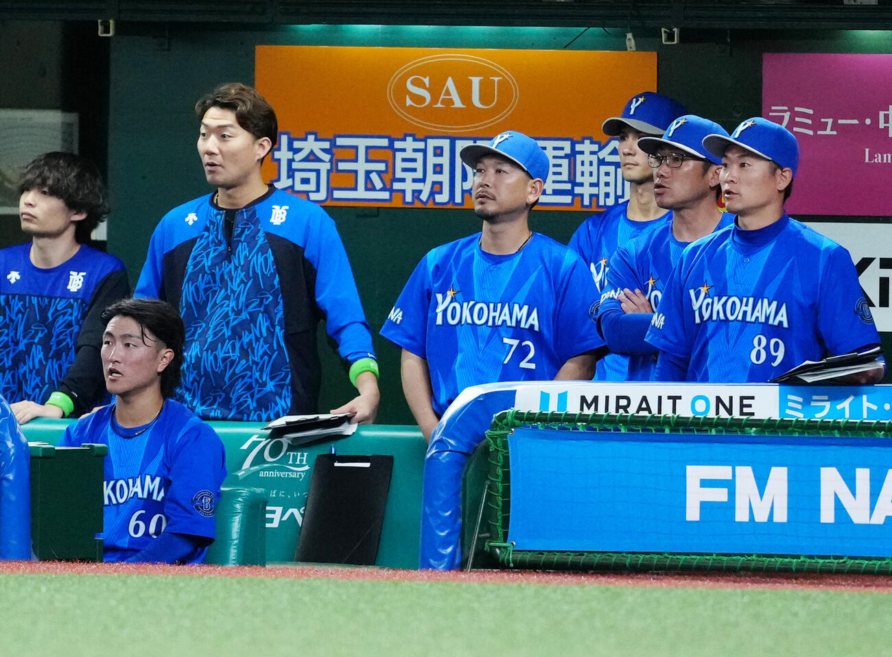 交流戦　西武対DeNA 9回表、ベンチから戦況を見つめるDeNA相川亮二監督（右から2人目）ら（撮影・江口和貴）
