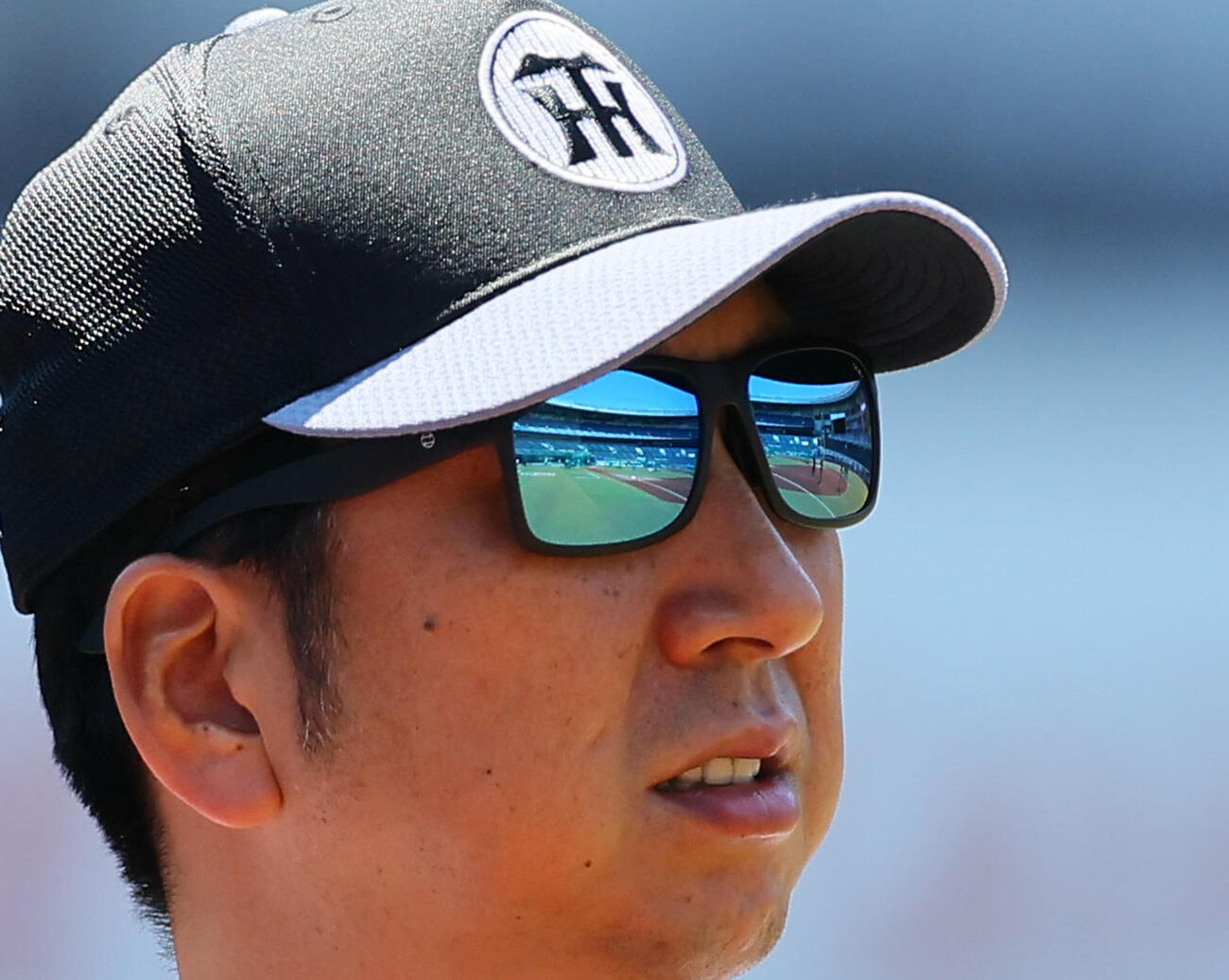 ロッテ対阪神　練習を見つめる阪神藤川球児監督（撮影・藤尾明華）