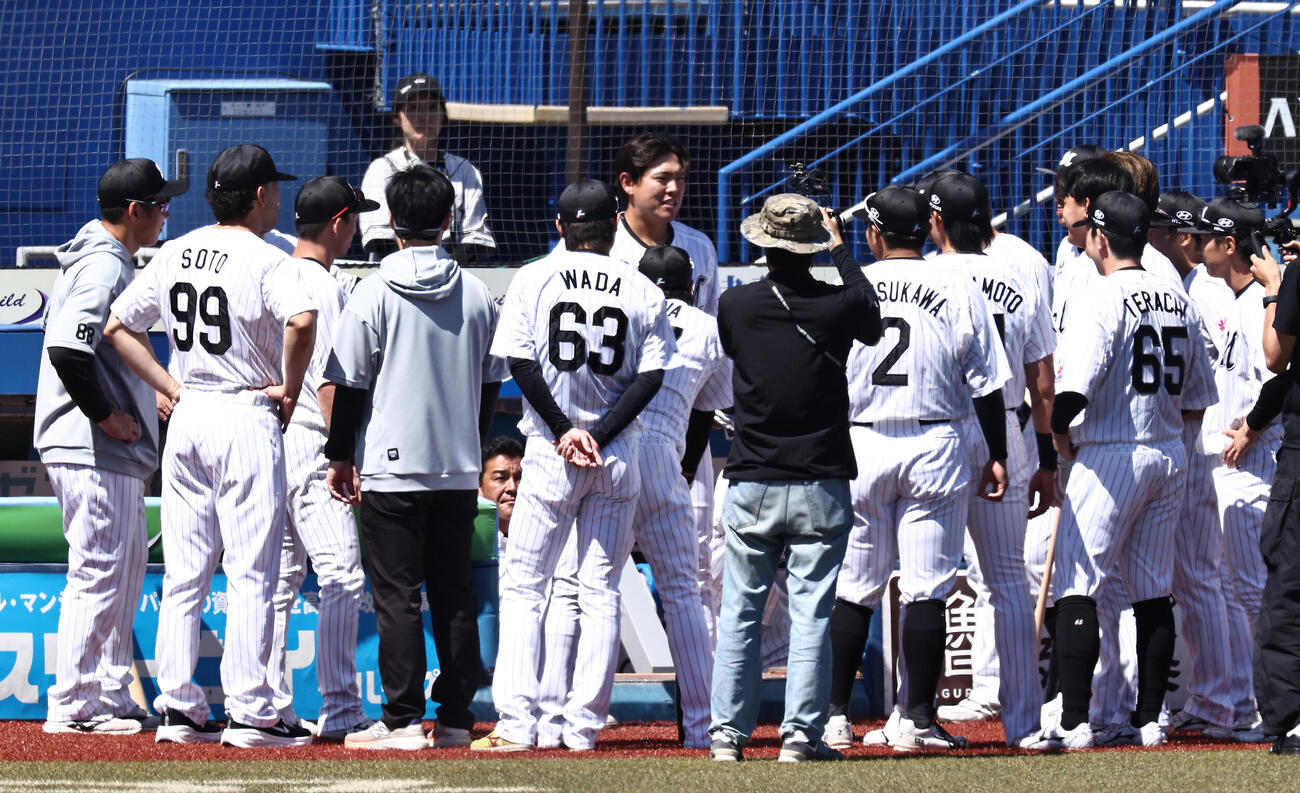 ロッテ対阪神　試合前円陣で声出しするロッテ安田尚憲（中央）（撮影・河田真司）