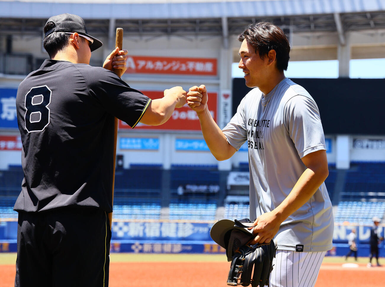 ロッテ対阪神　阪神佐藤輝明（左）とあいさつするロッテ安田尚憲（撮影・藤尾明華）