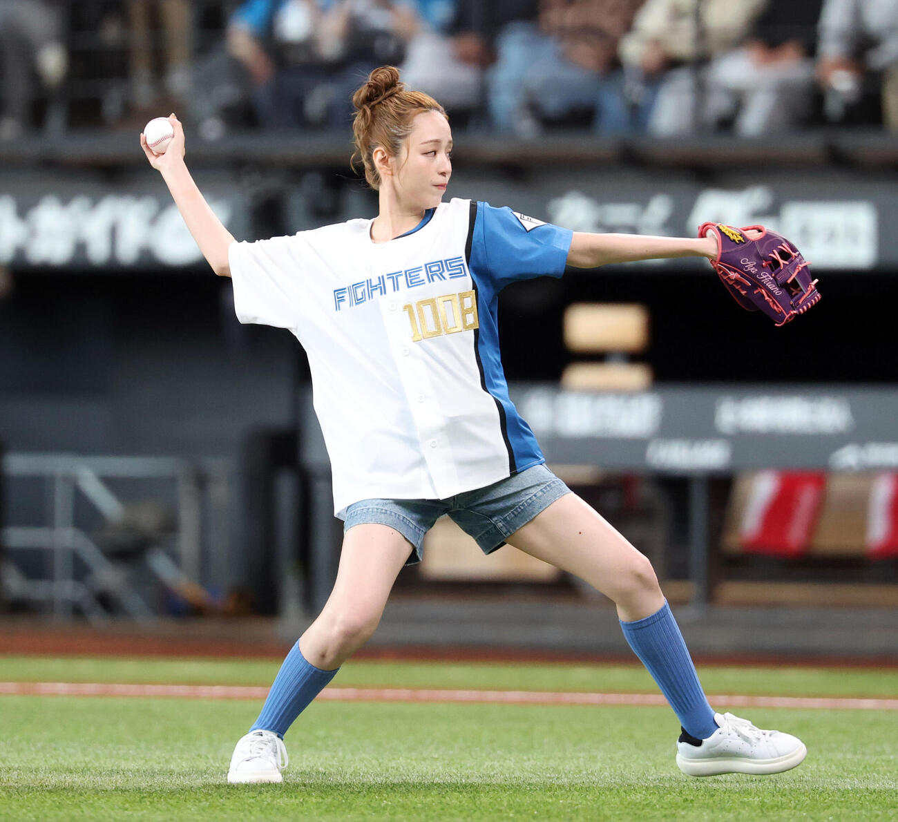 日本ハム対巨人　ファーストピッチを務める平野綾（撮影・浅見桂子）＝2026年5月29日