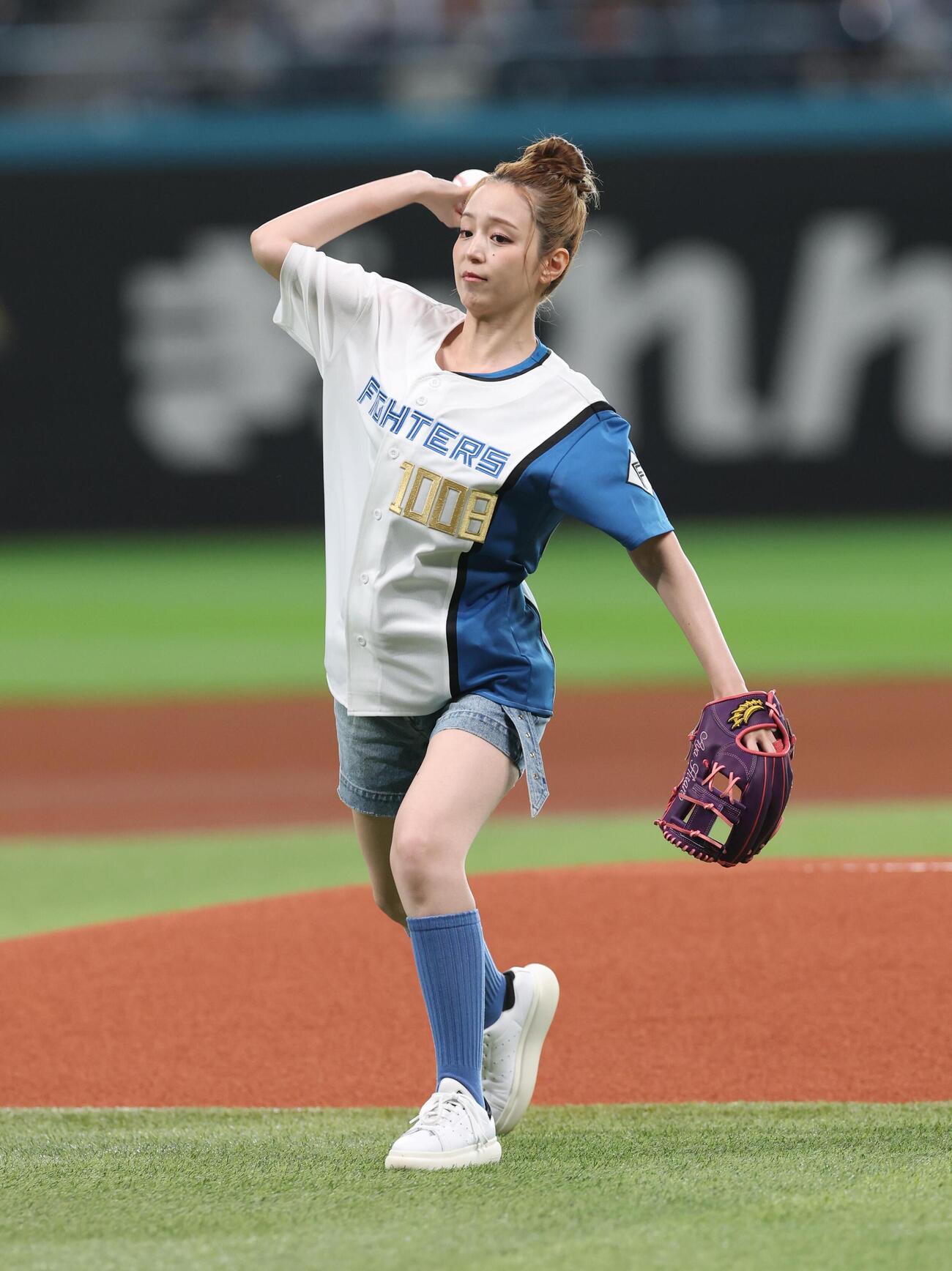 日本ハム対巨人　ファーストピッチセレモニーで投球する平野綾（撮影・黒川智章）＝2026年5月30日