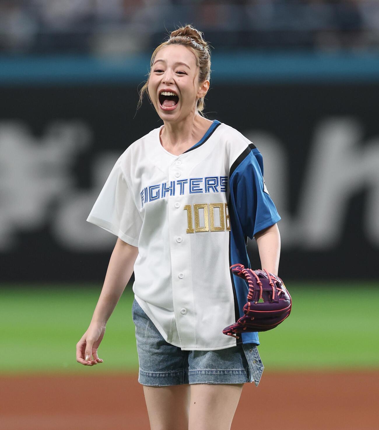 日本ハム対巨人　ファーストピッチセレモニーで投球する平野綾（撮影・黒川智章）＝2026年5月30日