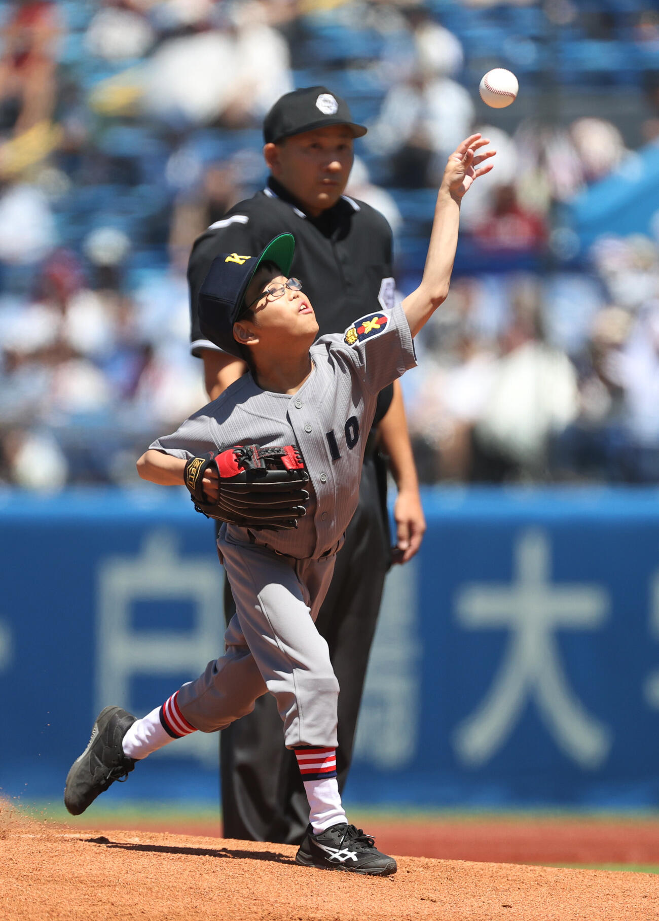 6大学野球　早大対慶大戦で始球式を務める慶大野球部の草間実月君（撮影・柴田隆二）