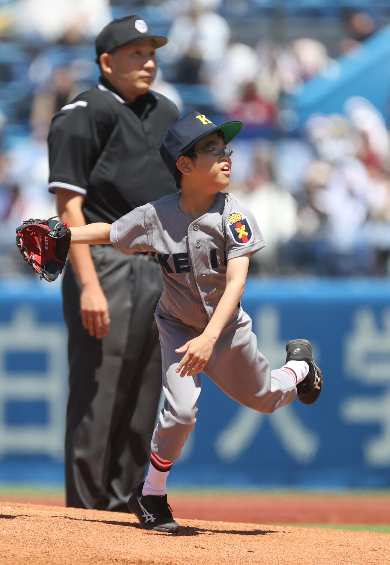 6大学野球　早大対慶大戦で始球式を務める慶大野球部の草間実月君（撮影・柴田隆二）