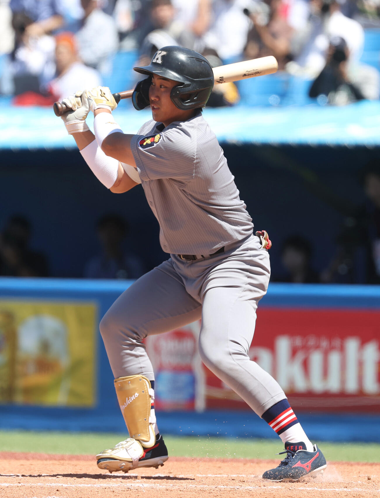 6大学野球　早大対慶大　2回裏慶大無死、吉野太陽は中前安打を放つ（撮影・柴田隆二）
