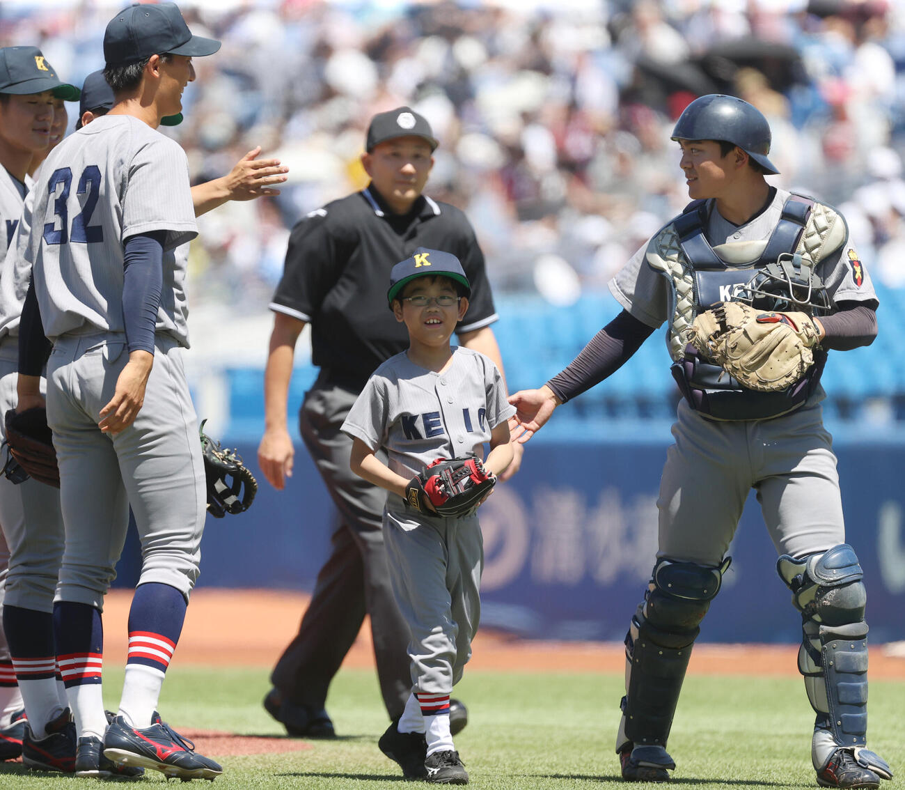 6大学野球　早大対慶大戦で始球式を務めた慶大野球部の草間実月君（中央）　右は慶大・吉開鉄朗捕手（撮影・柴田隆二）