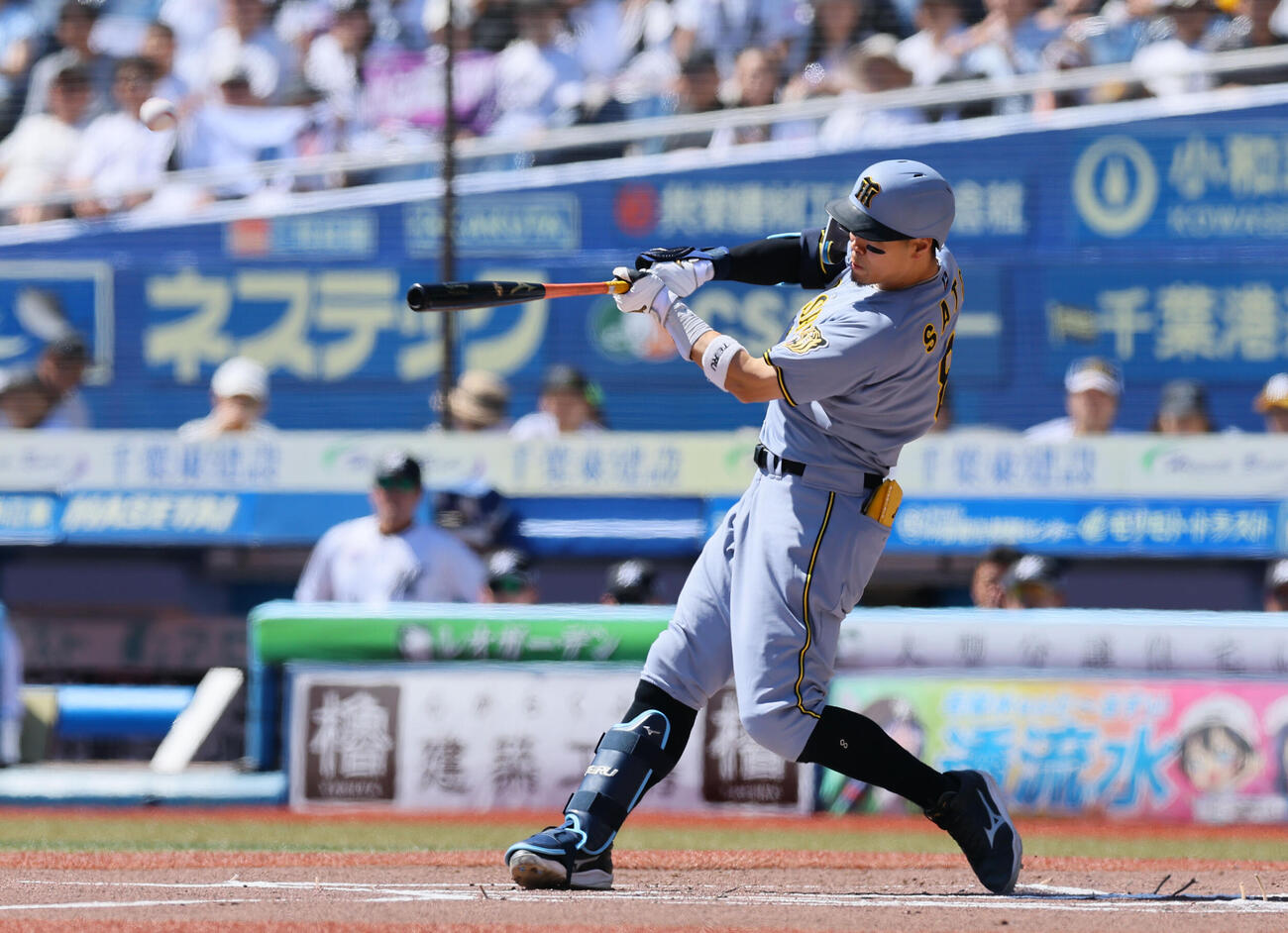 ロッテ対阪　1回表2死、佐藤輝明は右越えに先制本塁打を放つ（撮影・藤尾明華）